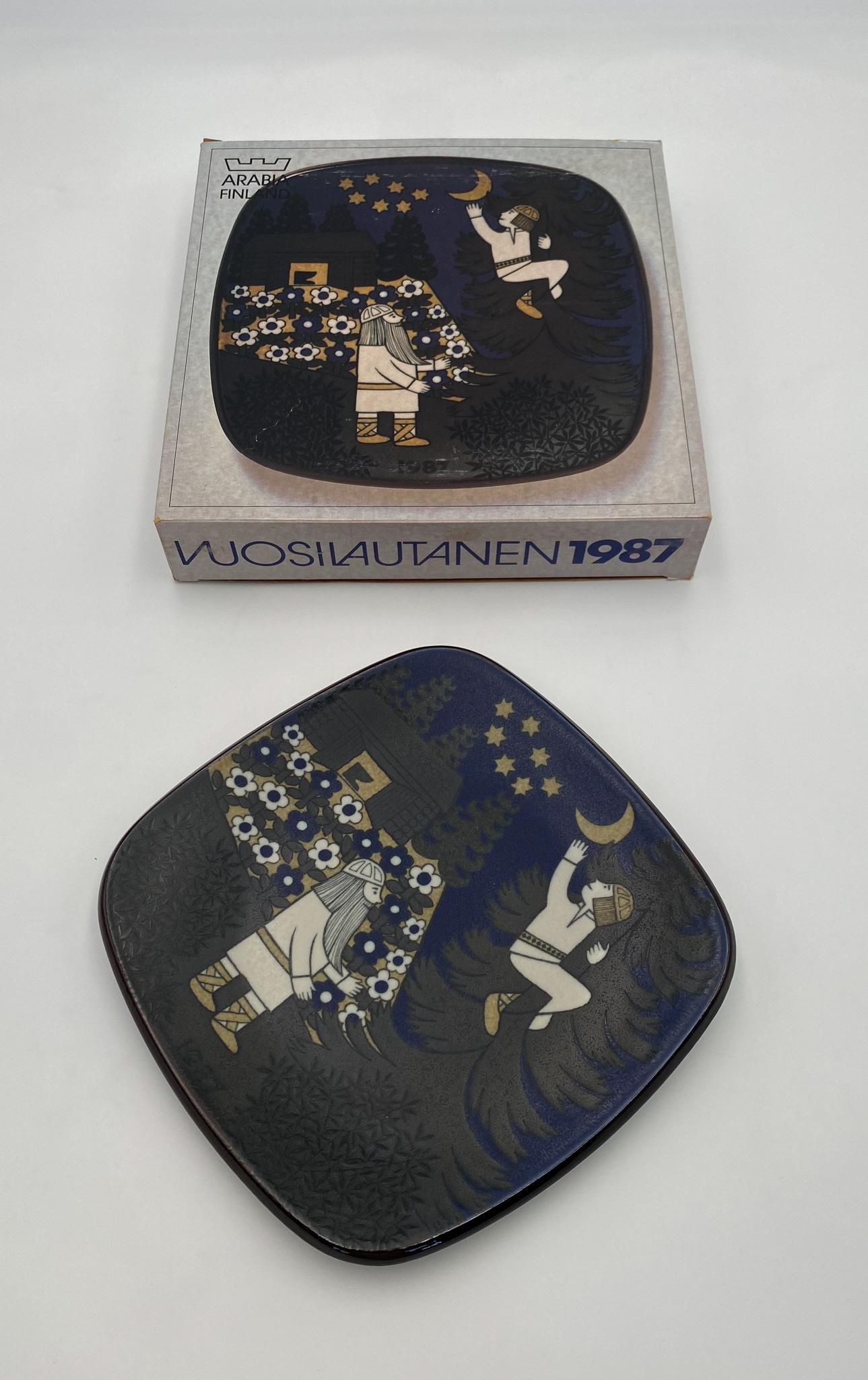 Mid-Century Modern Raija Uosikkinen Decorative Plate for Arabia of Finland, 1987  For Sale
