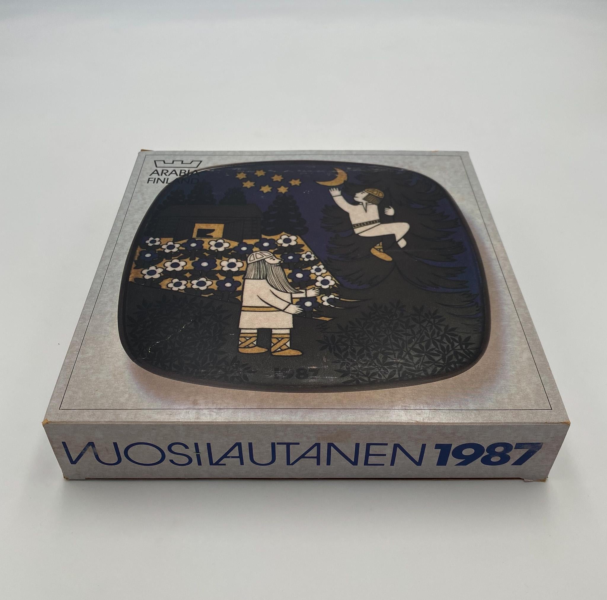 Raija Uosikkinen Dekorativer Teller für Arabia of Finland, 1987  (20. Jahrhundert) im Angebot