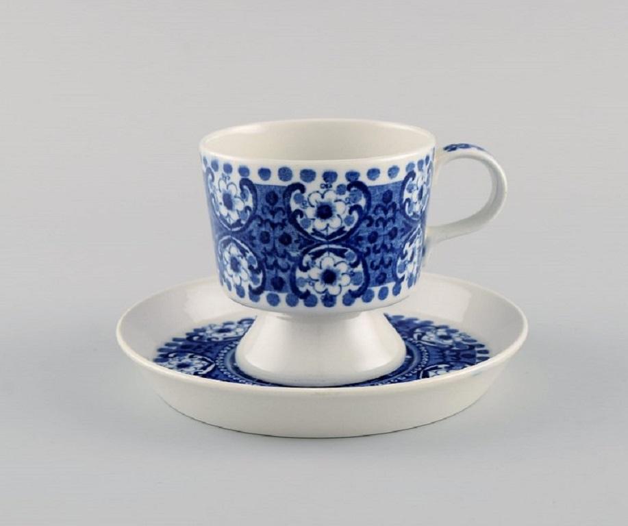 Raija Uosikkinen pour l'Arabie. Service à café en porcelaine Ali à décor de fleurs bleues pour huit personnes. 1960s.
La tasse mesure : 6.7 x 6,7 cm.
Diamètre de la soucoupe : 12 cm.
Le sucrier mesure : 8 x 5 cm.
En parfait état.
Estampillé.