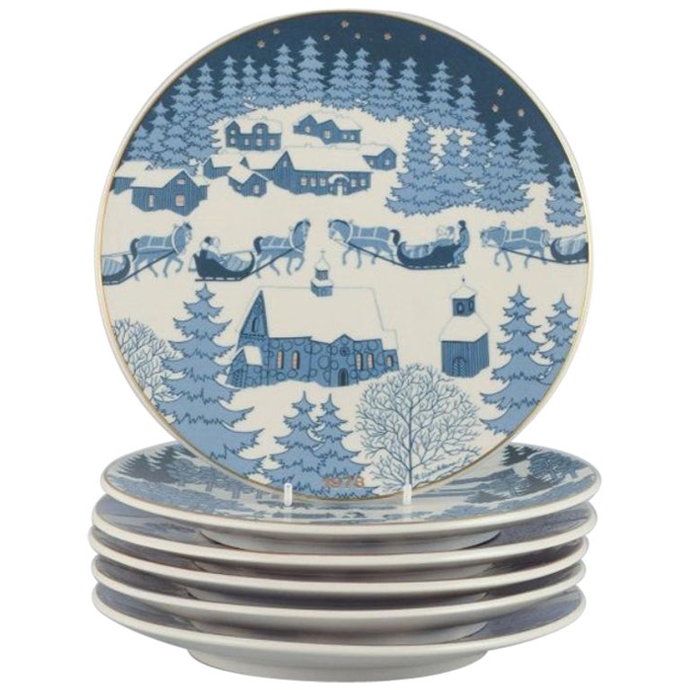 Raija Uosikkinen pour Arabia, Finlande, un ensemble de six assiettes de Noël en porcelaine.