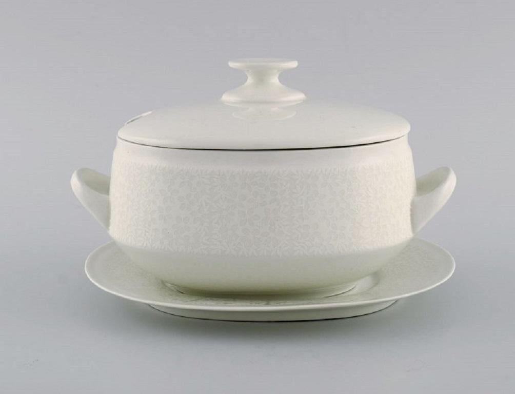 Raija Uosikkinen for Arabia. Pitsi lidded tureen with saucer with floral decoration. Dated 1967-1974.
The tureen measures: 19 x 11 cm.
Saucer measures: 18 x 15 cm.
In excellent condition.
Stamped.