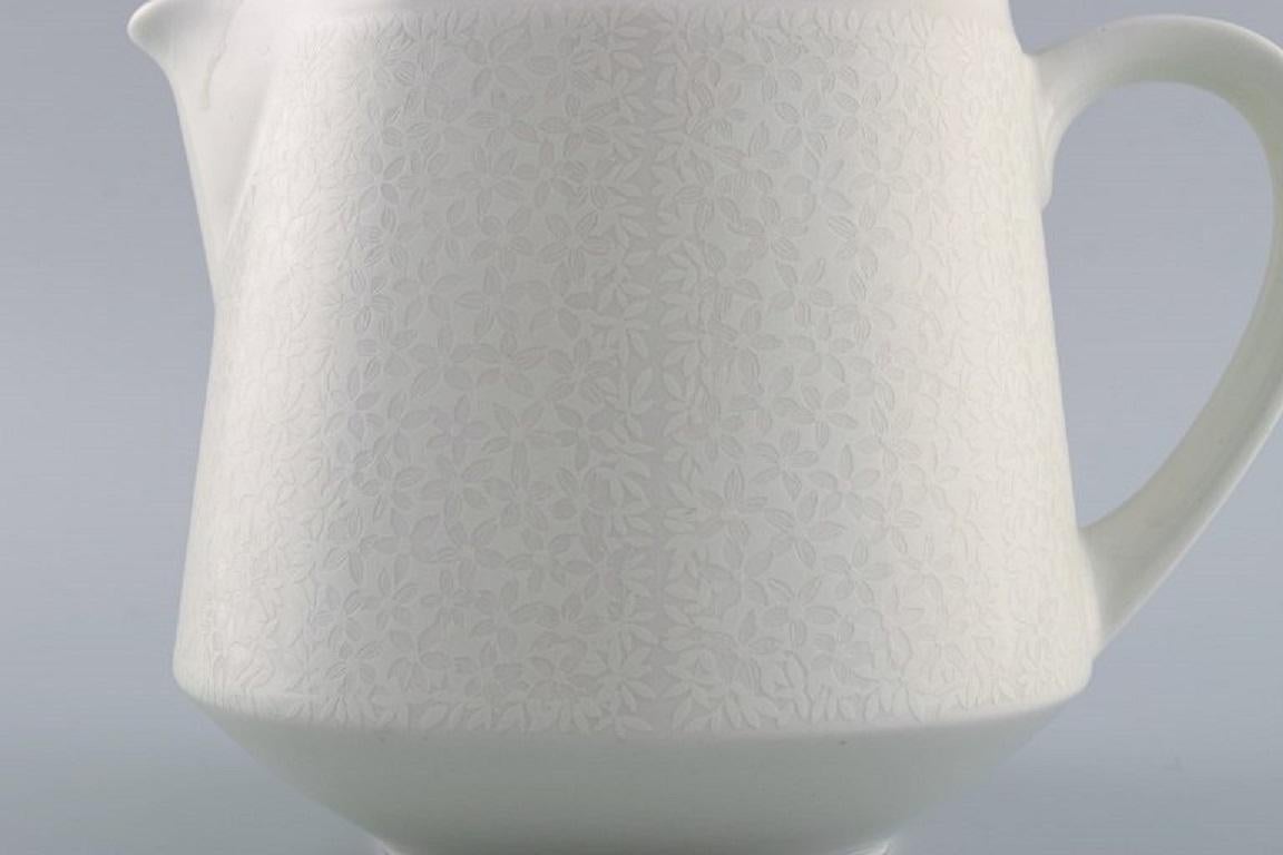 Raija Uosikkinen for Arabia. Pitsi porcelain jug with floral decoration. In Excellent Condition For Sale In Copenhagen, DK