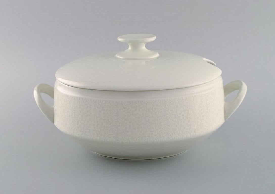 Raija Uosikkinen for Arabia. Pitsi porcelain soup tureen with floral decoration. 
Dated 1967-1974.
Measures: 29 x 15.5 cm.
In excellent condition.
Stamped.
