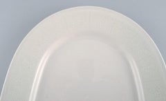 Raija Uosikkinen for Arabia. Round Pitsi serving dish with flower decoration.