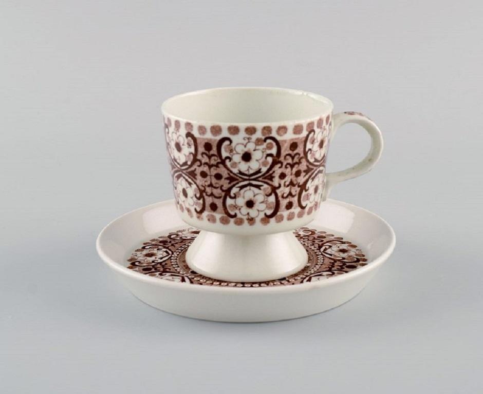 Raija Uosikkinen for Arabia. Six Ali porcelain coffee cups with saucers. 
Brown flower decoration. 1960s.
The cup measures: 6.7 x 6.7 cm.
Saucer diameter: 12 cm.
In excellent condition.
Stamped.