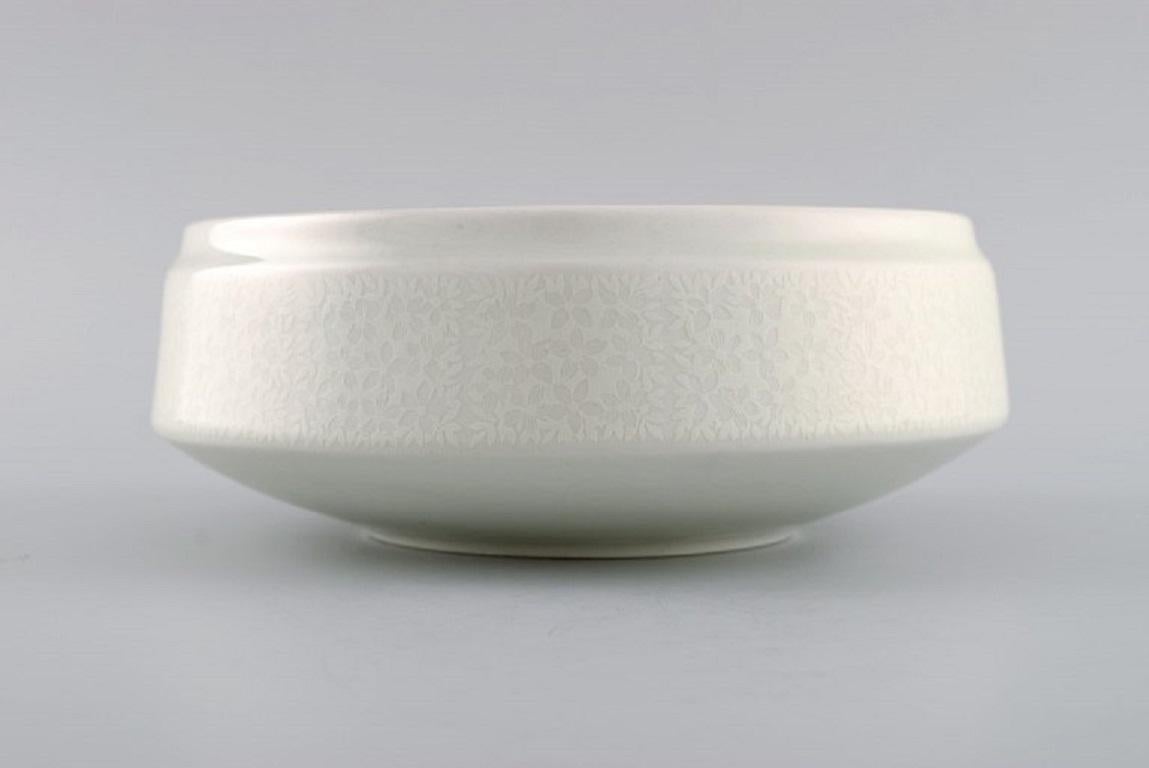 Raija Uosikkinen pour l'Arabie. Deux bols en porcelaine Pitsi à décor floral. 
Daté de 1967-1974.
Les plus grandes mesures : 21 x 7,5 cm.
En parfait état.
Estampillé.