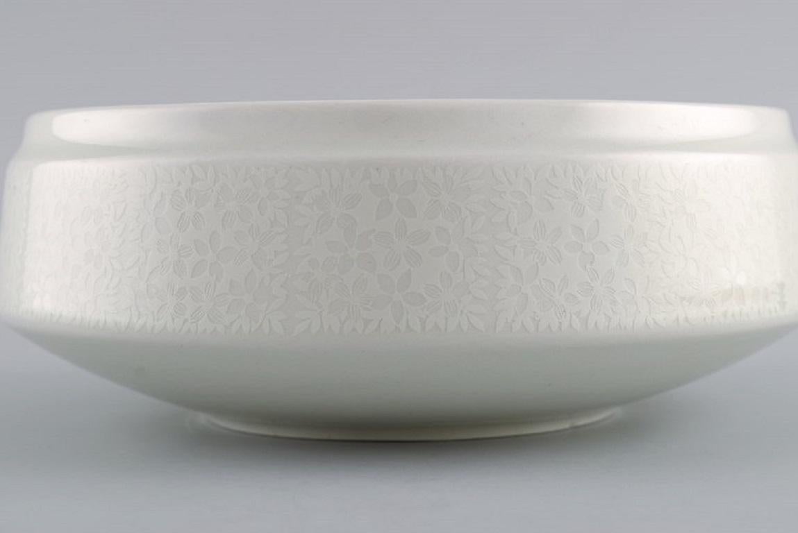 Finlandais Raija Uosikkinen pour Arabia. Deux bols en porcelaine Pitsi à décor floral. en vente