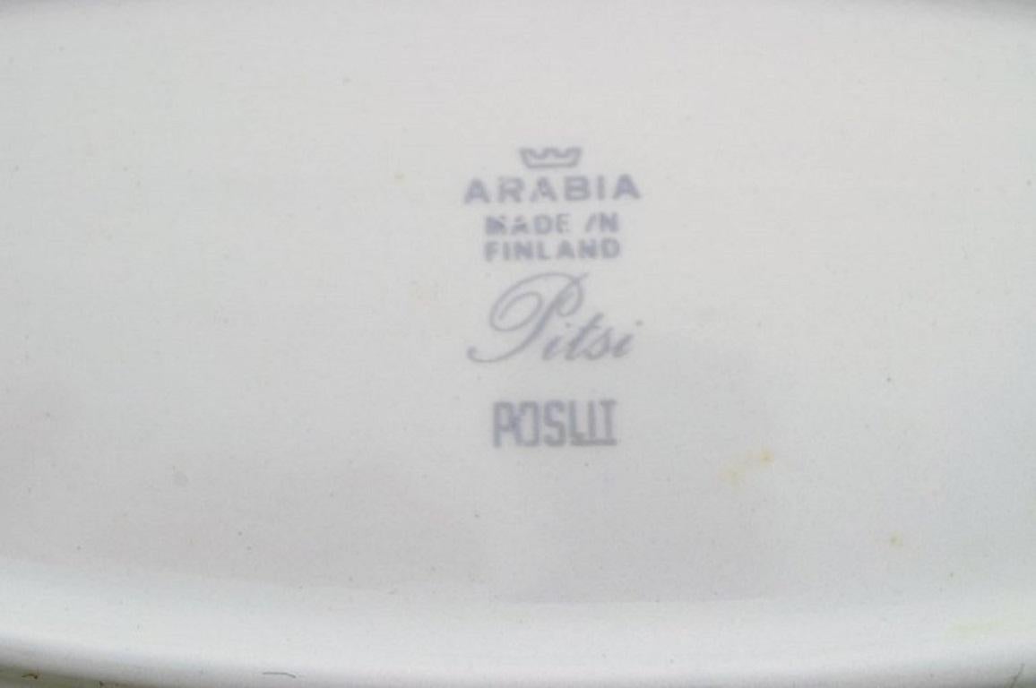 Milieu du XXe siècle Raija Uosikkinen pour Arabia, deux bols en porcelaine Pitsi à décor floral en vente