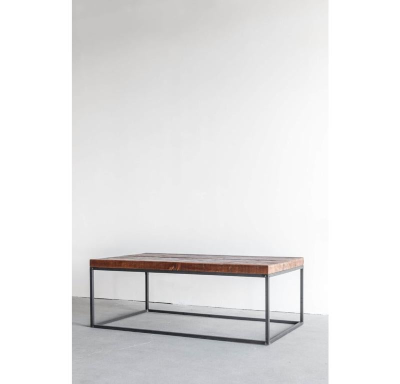 La table basse Railcar célèbre la beauté brute et robuste des matériaux naturels avec un plateau épais en sapin de Douglas de 2 pouces, issu de l'architecture durable du sud de la Californie. Les nœuds naturels et les grains uniques du bois donnent