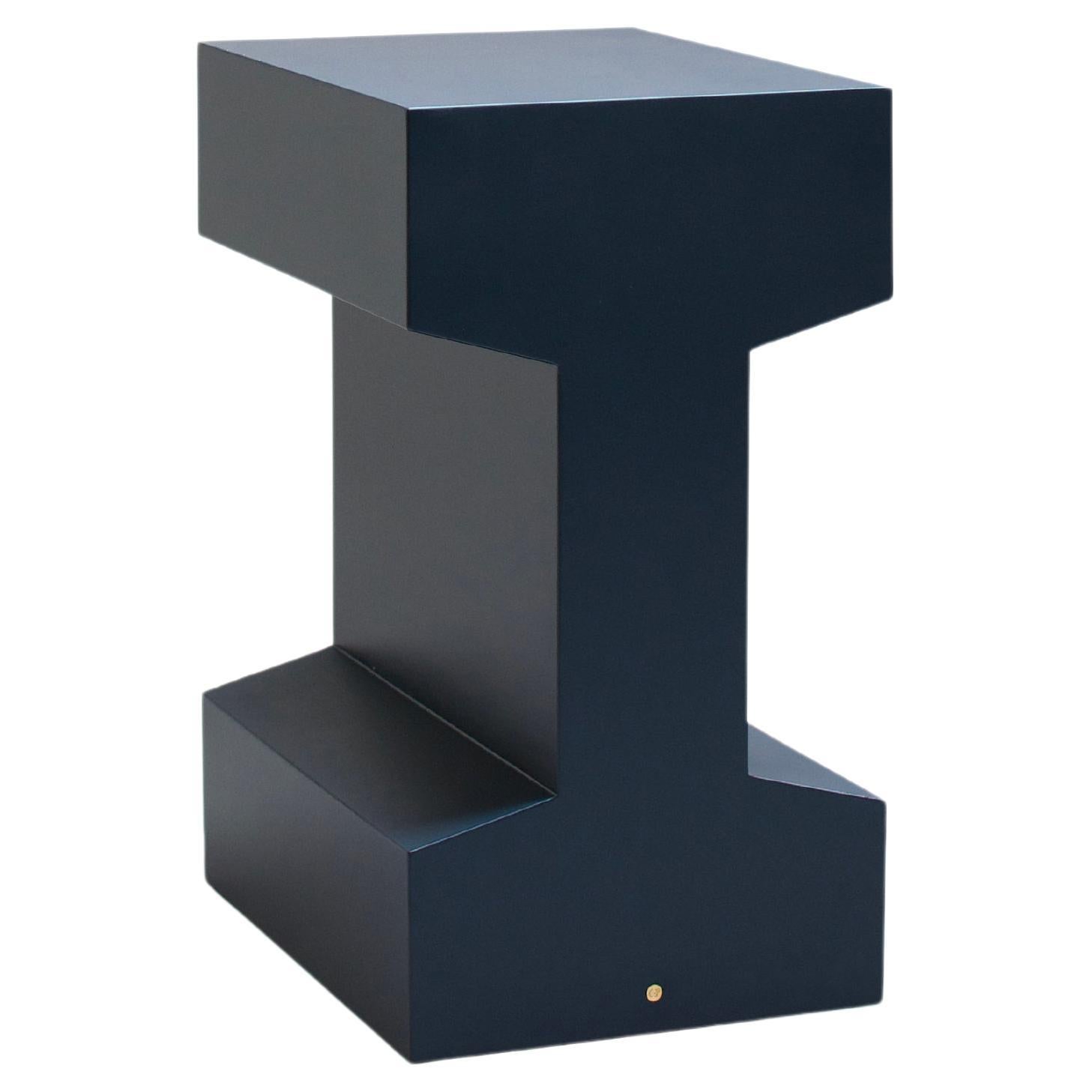 Rails 550 Sculpture fonctionnelle Table d'appoint laquée -  Bleu profond en vente