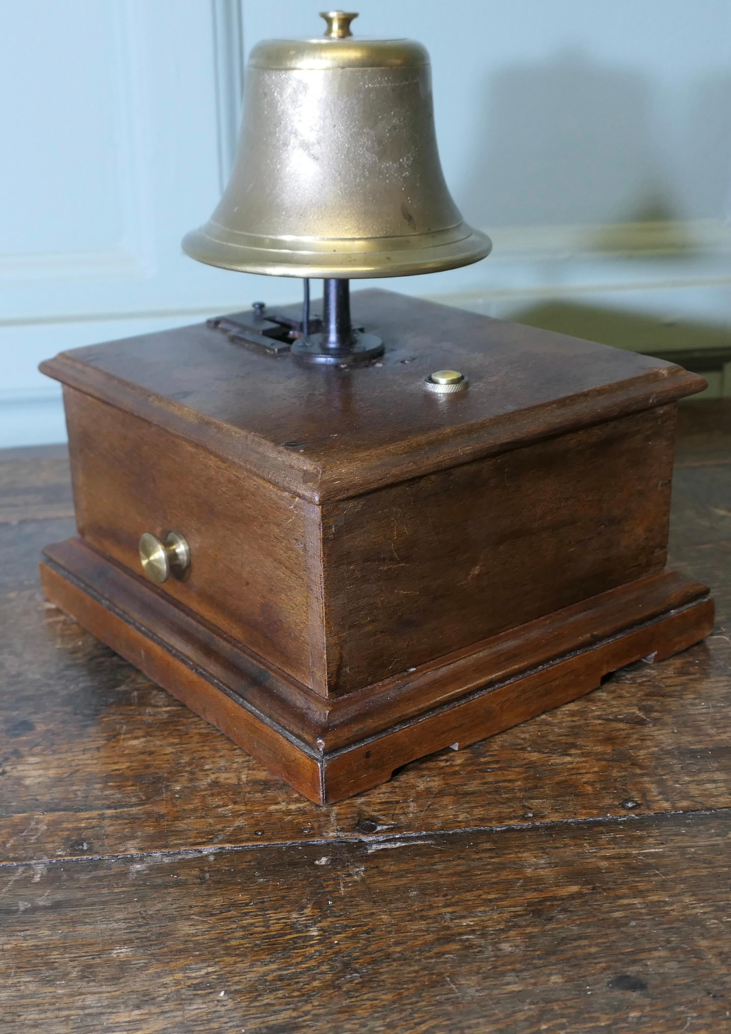 Cloche de signal ferroviaire ou cloche de courtoisie excentrique de comptoir 

Datant de la fin du 19e siècle, il s'agit d'une cloche de signal de chemin de fer en laiton.
Ce bel objet ferroviaire d'époque est bien fabriqué et constituerait une