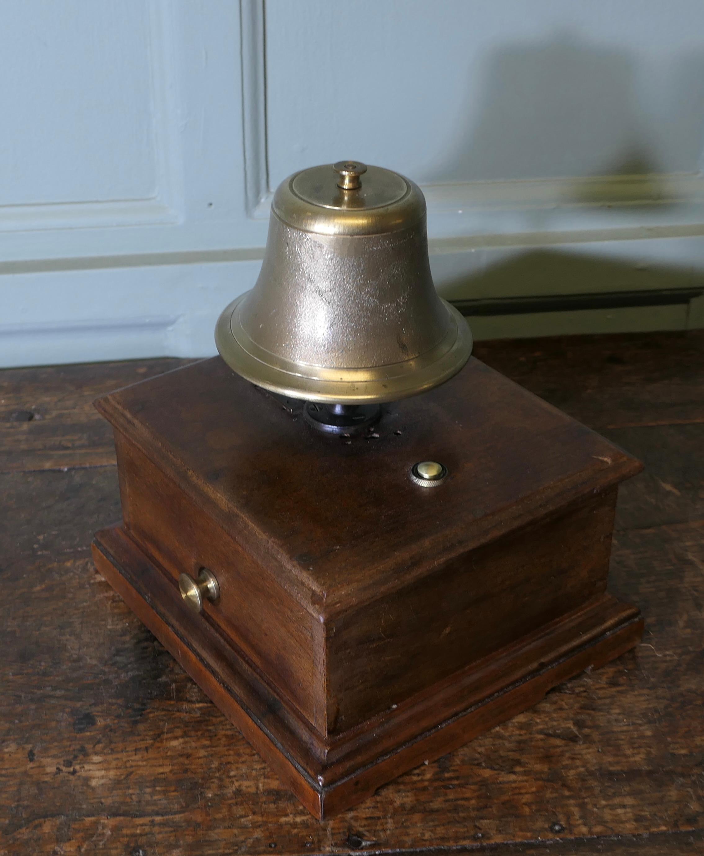 Industriel Cloche de signal ferroviaire ou cloche de courtoisie excentrique de comptoir en vente