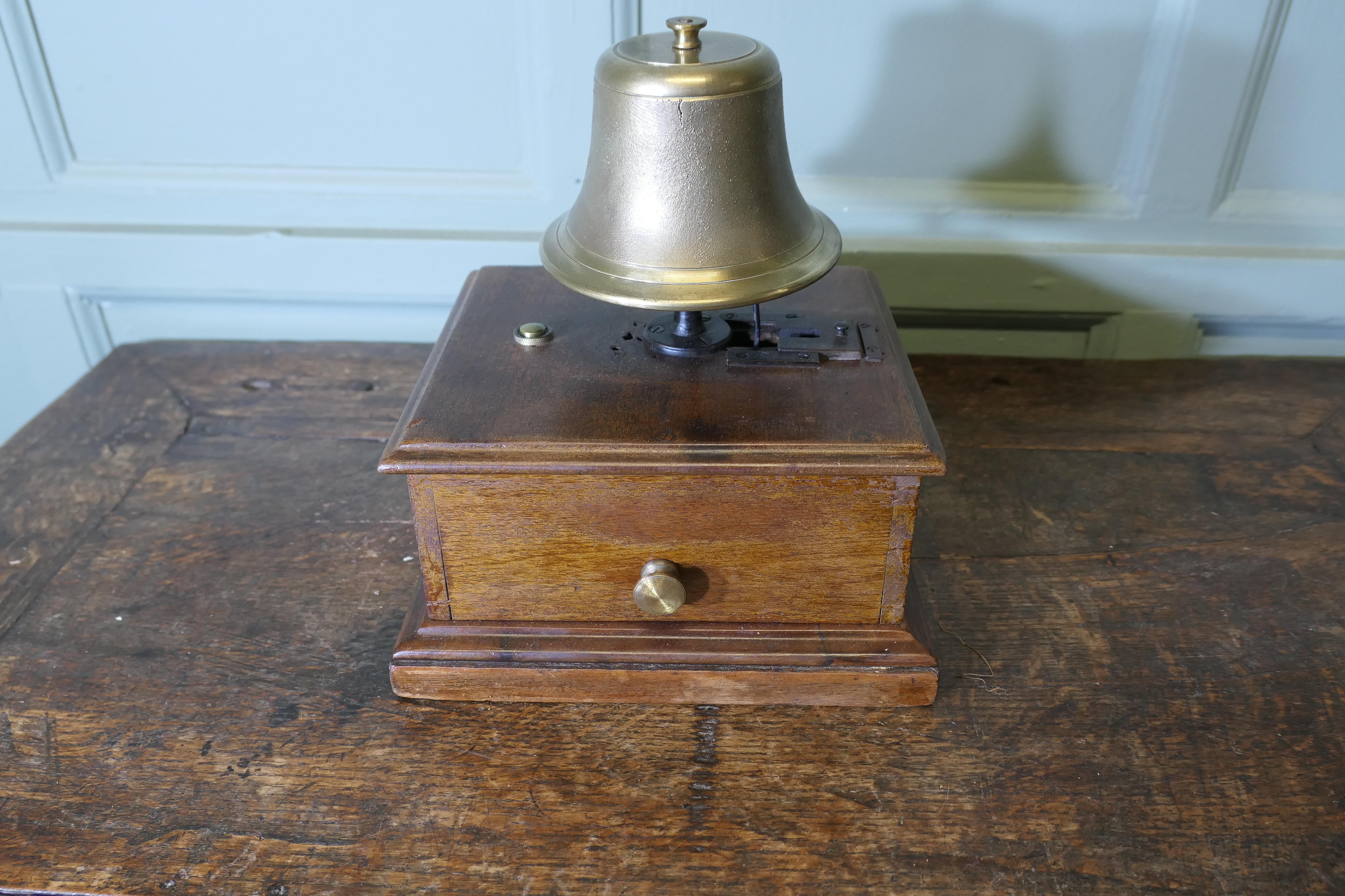 Laiton Cloche de signal ferroviaire ou cloche de courtoisie excentrique de comptoir en vente