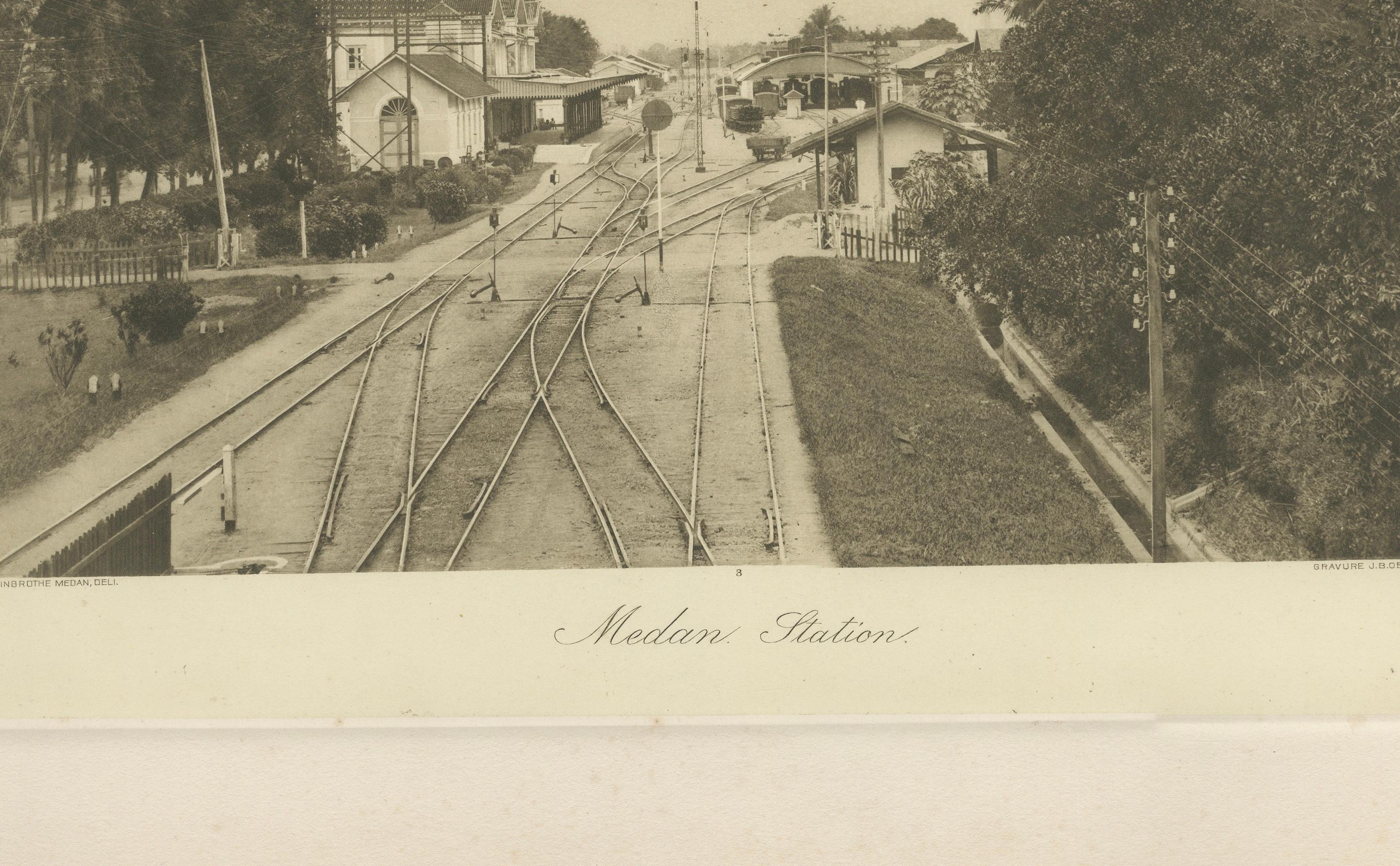 Gare de Medan, Photogravure ancienne de C.I.C. Kleingrothe, Sumatra c.1900

Cette photogravure originale du début du XXe siècle représente la gare de Medan, dans le nord de Sumatra, à l'époque du développement colonial rapide des Indes orientales