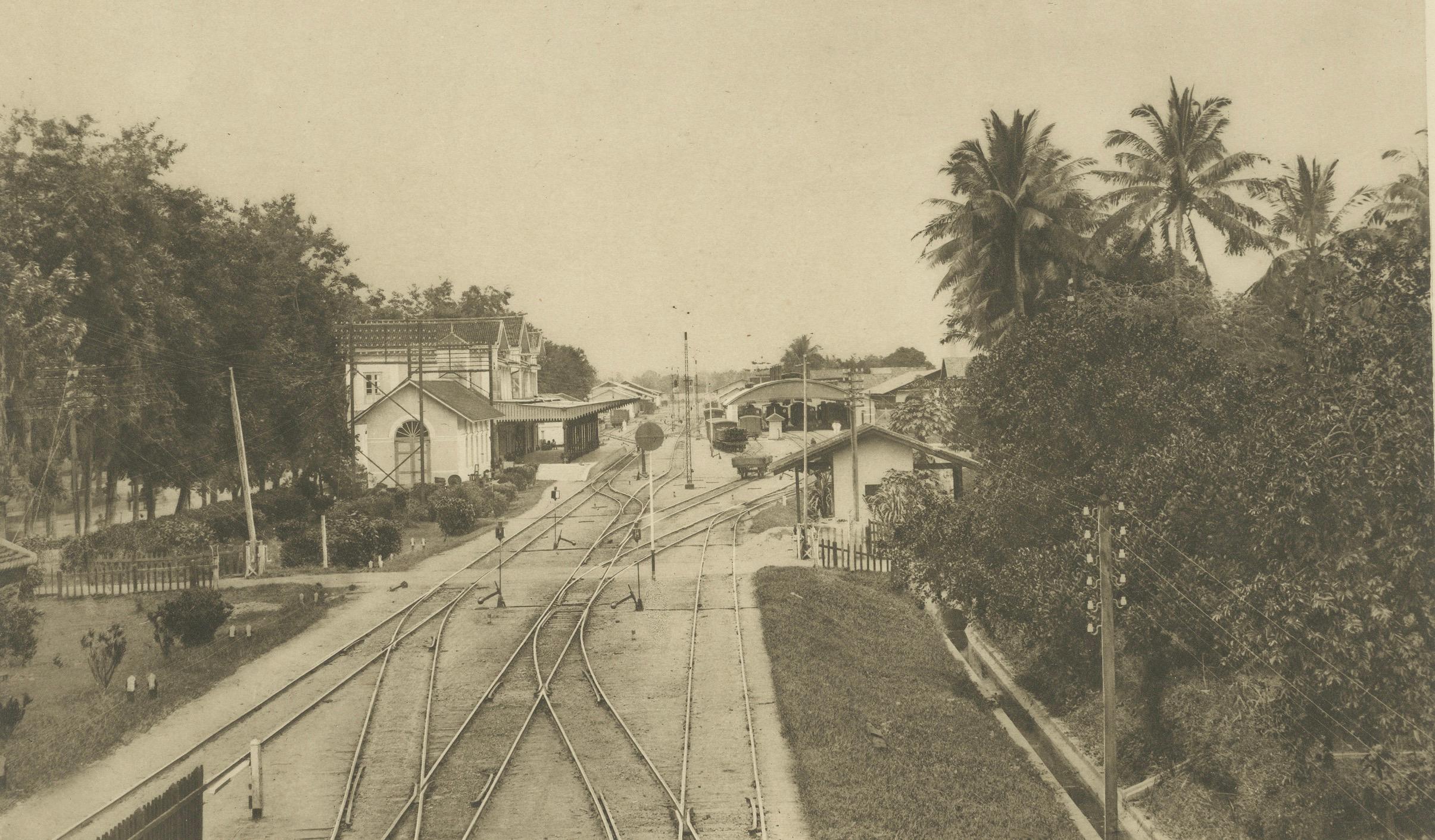 Gare de Medan, Sumatra, C.I.C., Indes orientales néerlandaises c1910 Bon état - En vente à Langweer, NL