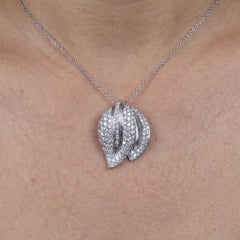 Collier avec pendentif en forme de double feuille serti d'un diamant de 2 carats, en or blanc 18 carats