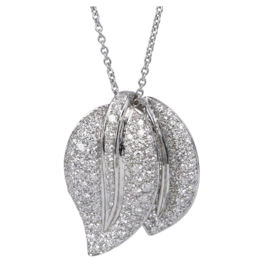 Collier avec pendentif en forme de double feuille serti d'un diamant de 2 carats, en or blanc 18 carats