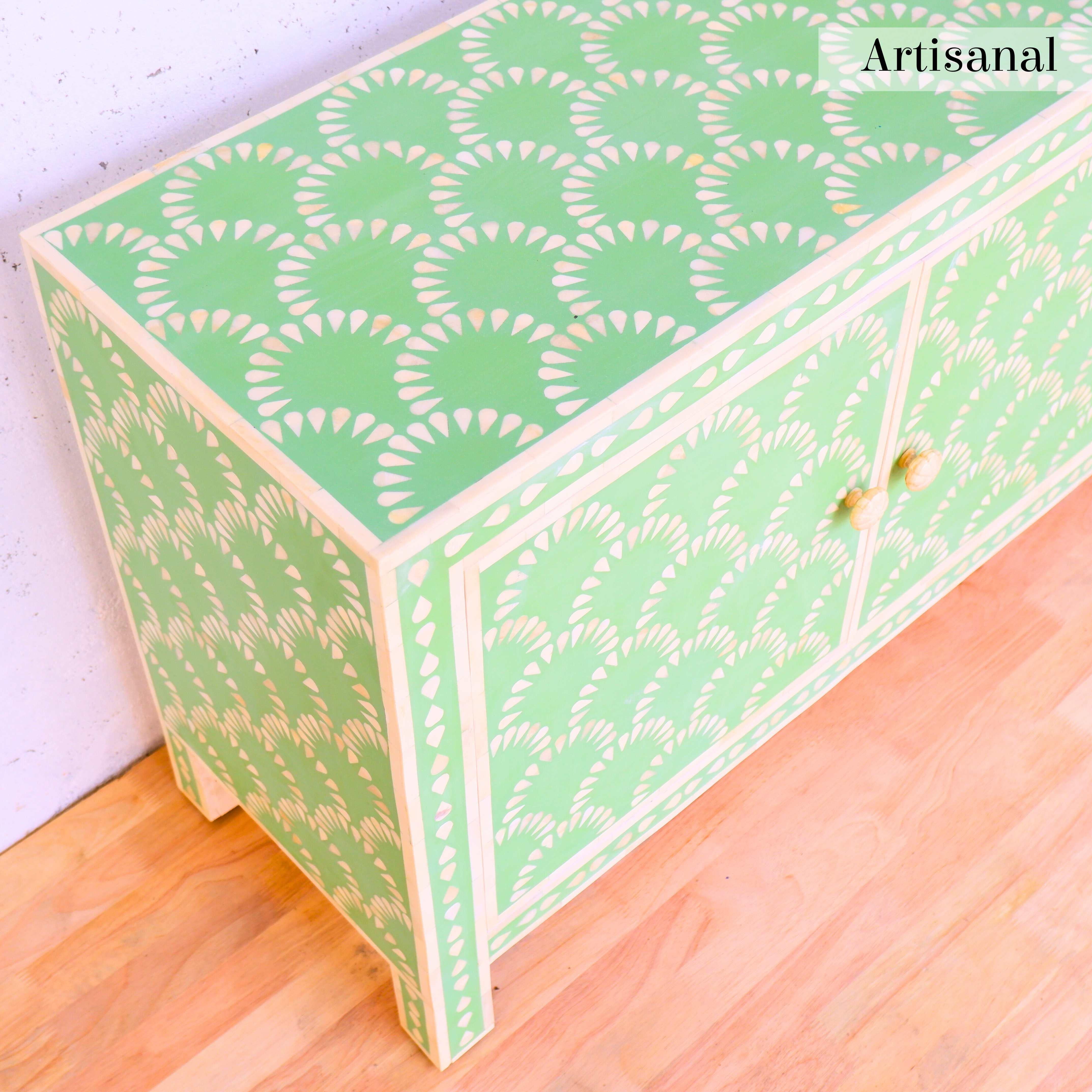 Mid-Century moderno Console multimediale con intarsio verde a goccia di pioggia, credenza realizzata a mano da Artisanal in vendita