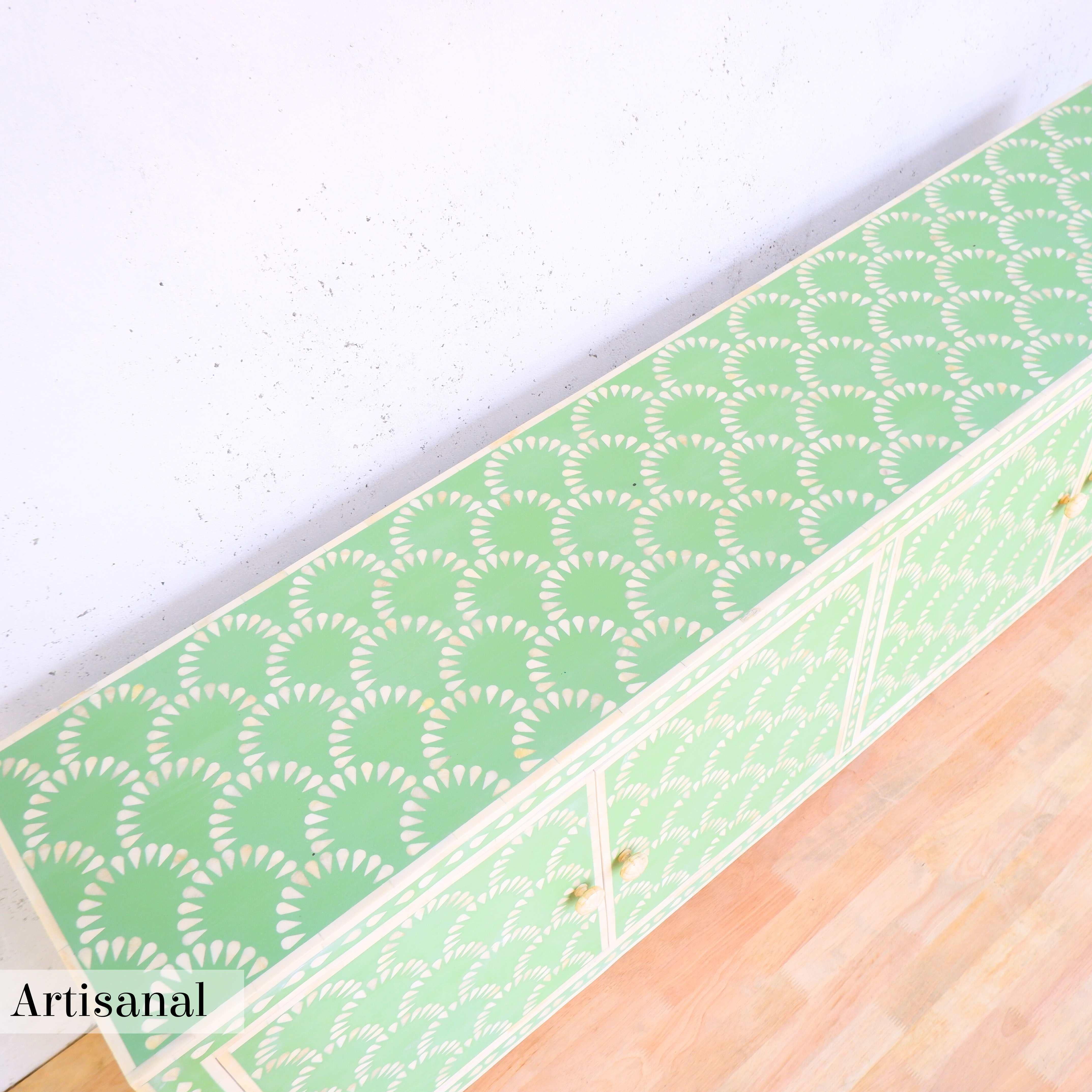 Indiano Console multimediale con intarsio verde a goccia di pioggia, credenza realizzata a mano da Artisanal in vendita