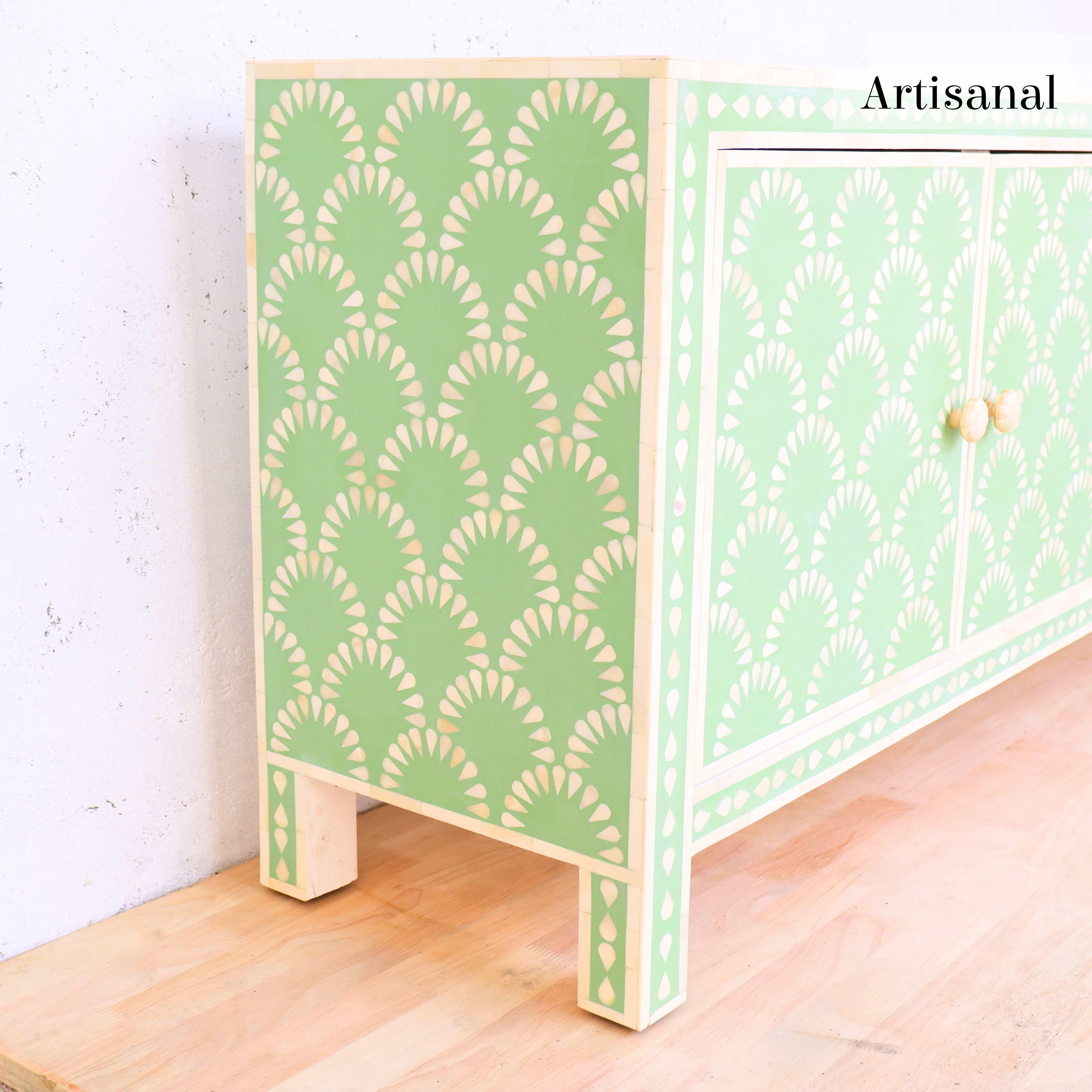 Intarsio Console multimediale con intarsio verde a goccia di pioggia, credenza realizzata a mano da Artisanal in vendita