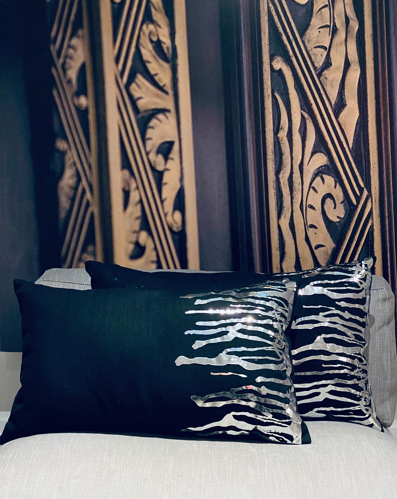 Rain Drop Motif Soft Linen Throw Accent Pillows in Midnight Black In New Condition For Sale In New York, NY