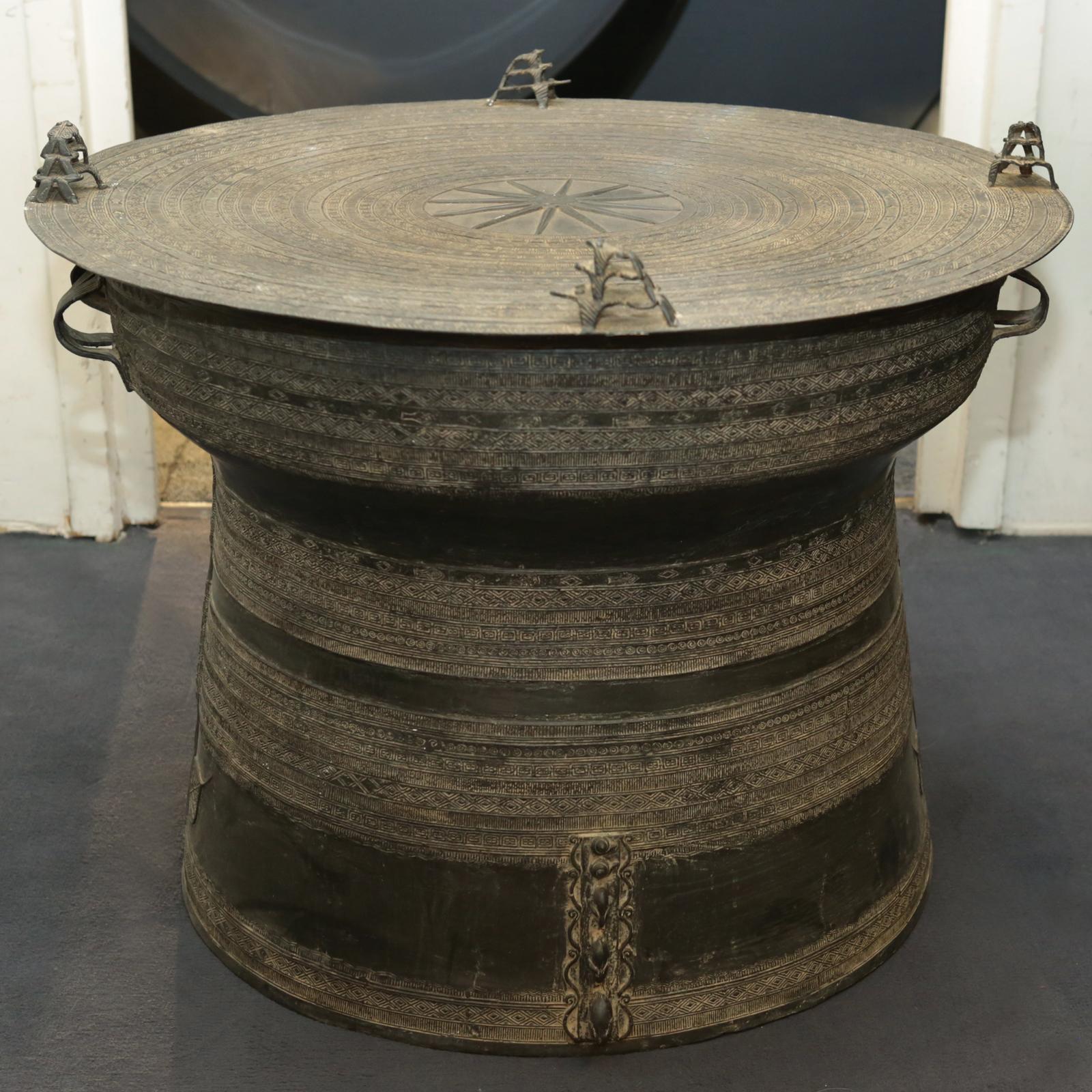 Table d'appoint rain drum dark en bronze massif
en finition foncée.
Mesures : Ø71 x H 50cm, prix : 9900,00€.
Egalement disponible en set de 2, prix : 19800,00€.