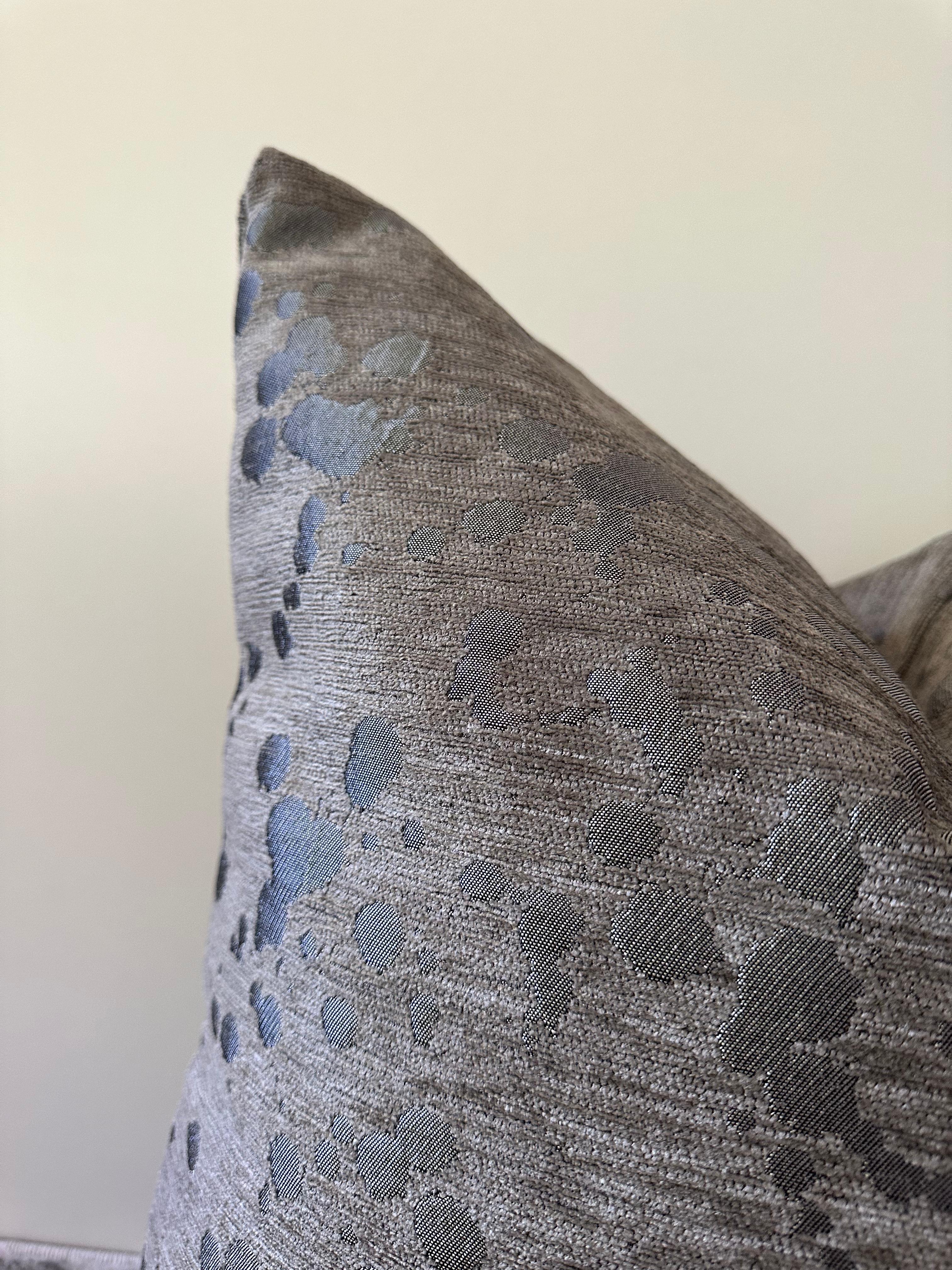 American RAIN- Gray throw pillow in imported fabrics that resemble rain by Mar de Doce For Sale