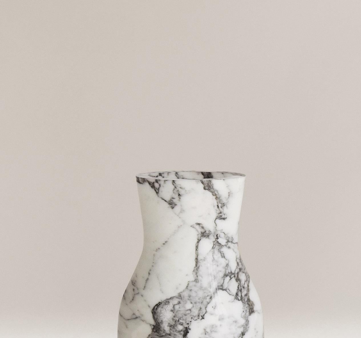 Moderno Vaso Rain in Marmo Arabescato di Paloma Editions in vendita