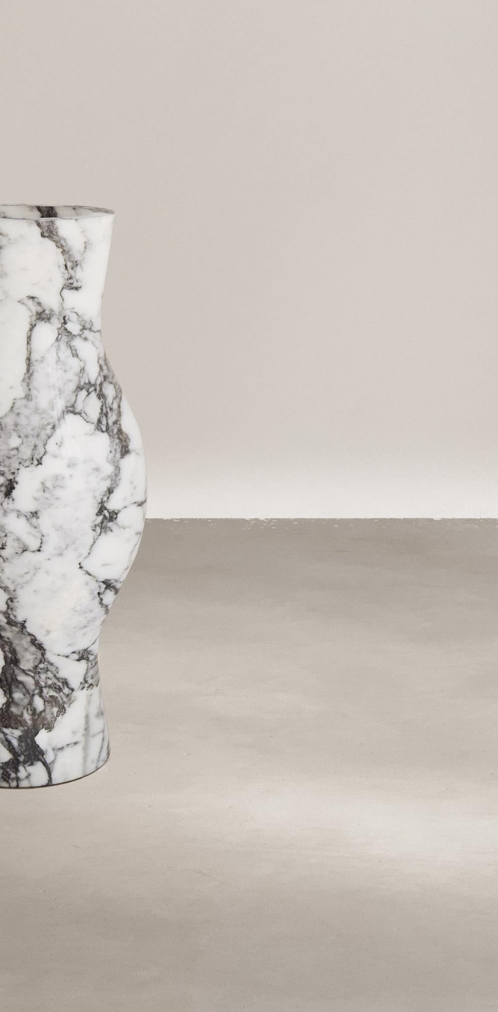 Altro Vaso Rain in Marmo Arabescato di Paloma Editions in vendita