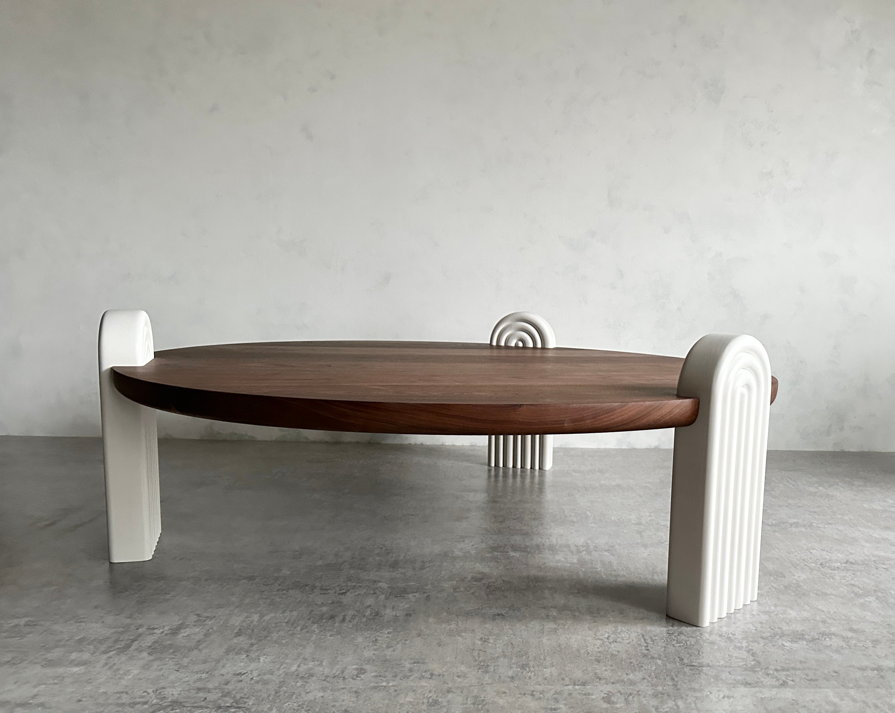 Moderne Table basse arceaux arc-en-ciel de MSJ Furniture Studio en vente