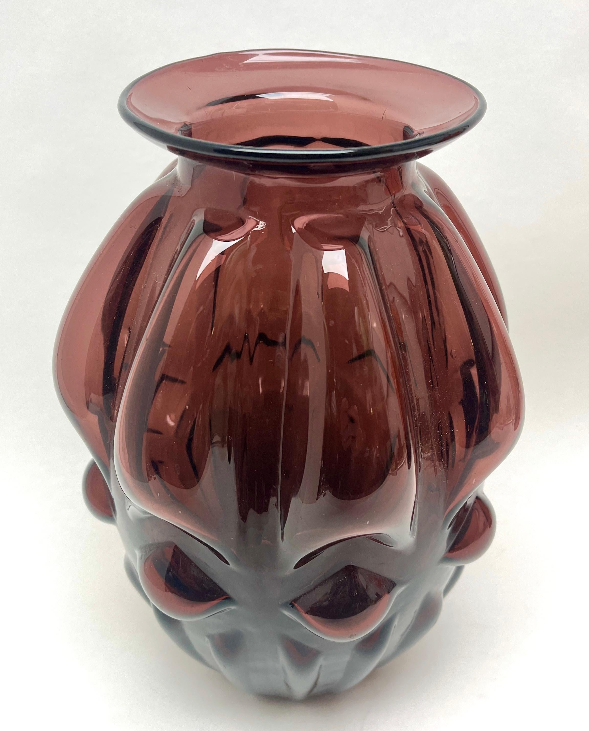 Regenbogen-Kunstglas Co, mundgeblasene, gerippte, runde Vase (1942-1973) im Angebot 3