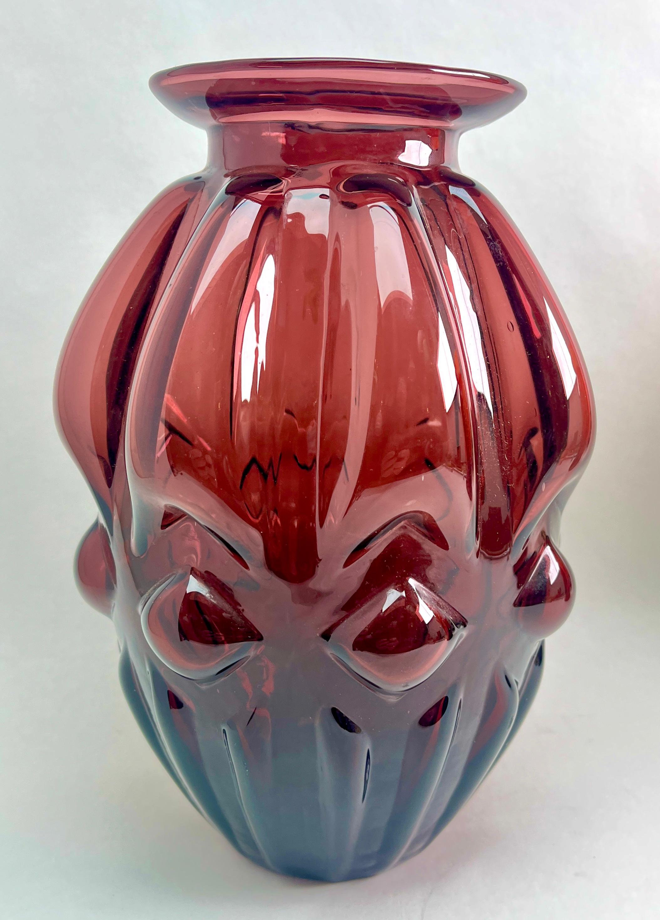 Rainbow Art Glass Company (1942-1973);

Rainbow Art Glass Co mundgeblasen Deep Purple, Amethyst Einsatz gerippt Runde Vase.  Hergestellt in West Virginia, USA

Die Fotografie kann die einfache, elegante Beleuchtung dieser Vase nicht