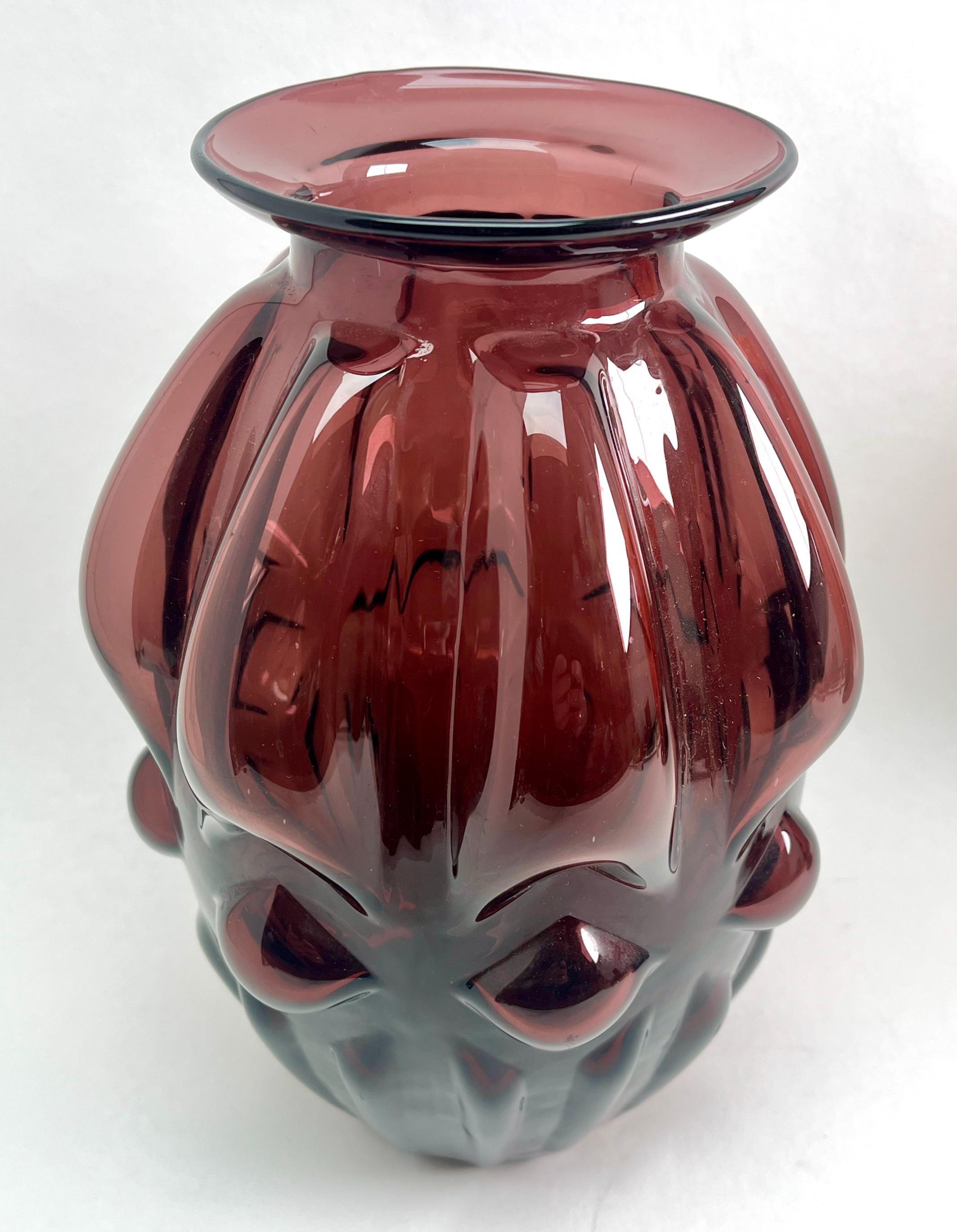 Regenbogen-Kunstglas Co, mundgeblasene, gerippte, runde Vase (1942-1973) (Art déco) im Angebot