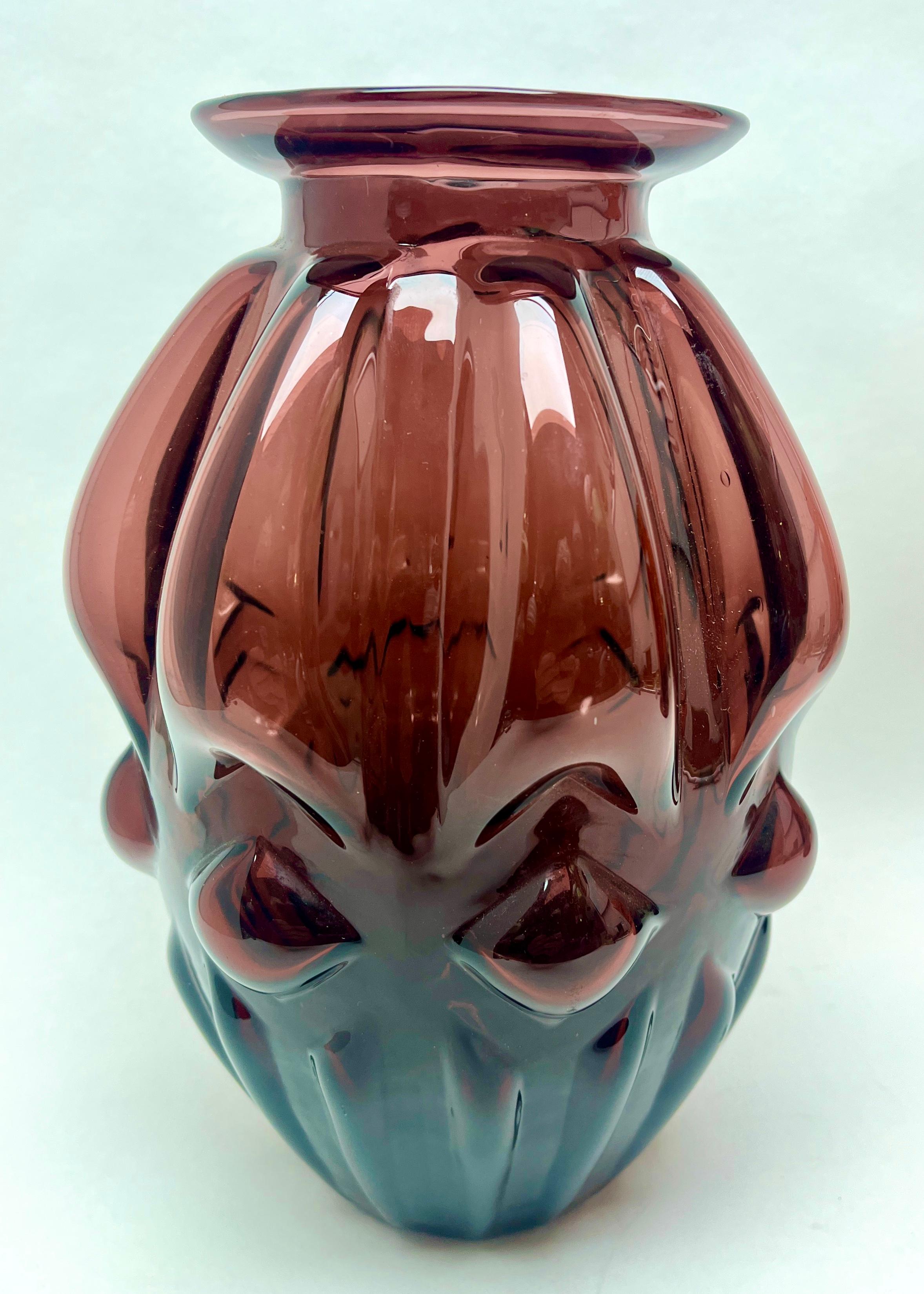 Regenbogen-Kunstglas Co, mundgeblasene, gerippte, runde Vase (1942-1973) (amerikanisch) im Angebot