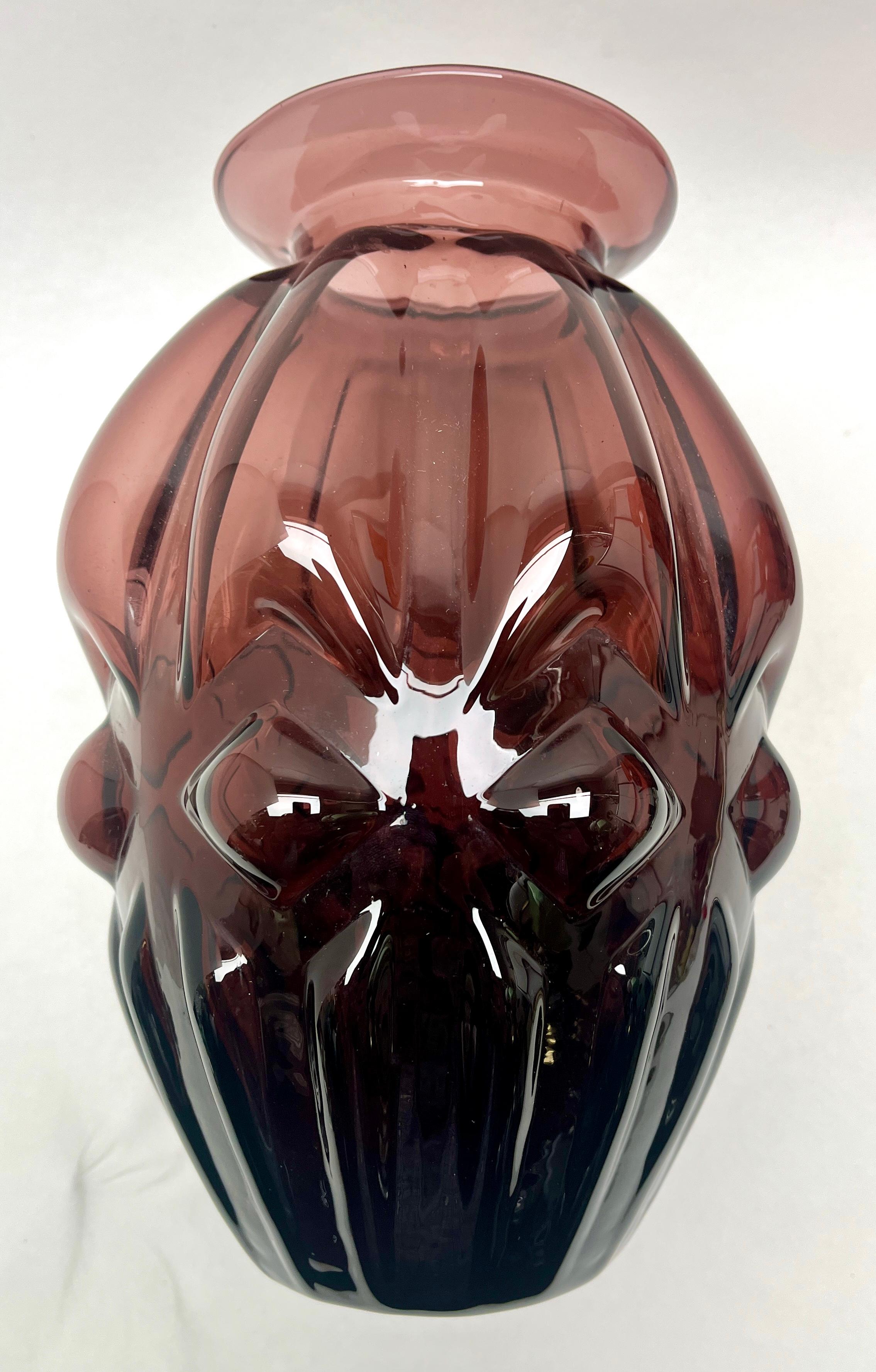 Regenbogen-Kunstglas Co, mundgeblasene, gerippte, runde Vase (1942-1973) (Geformt) im Angebot