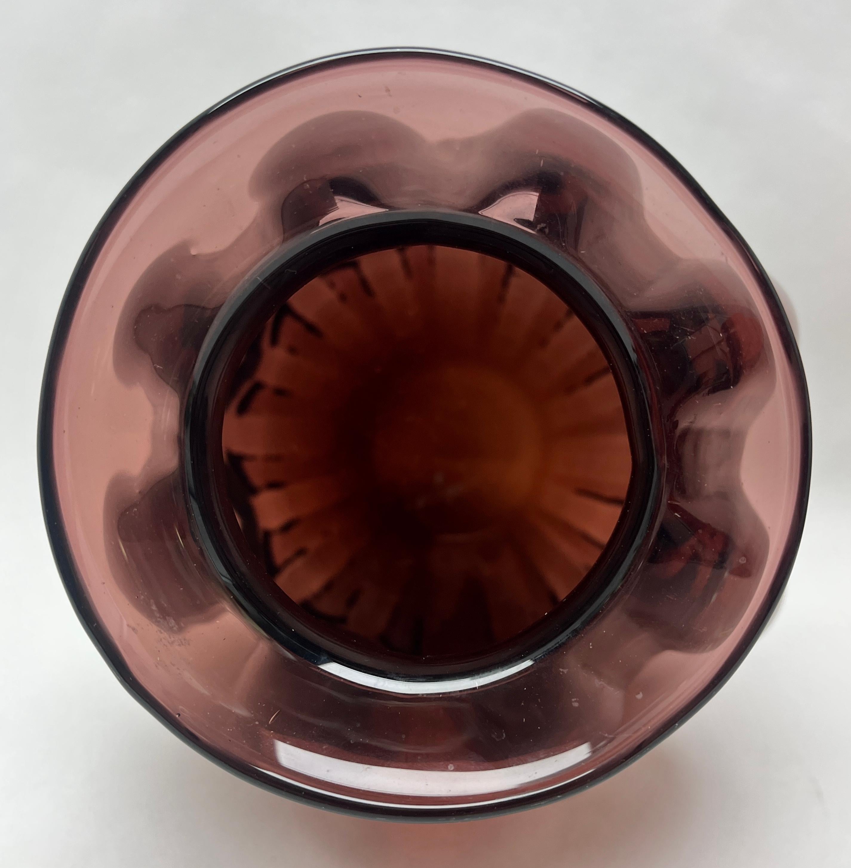 Regenbogen-Kunstglas Co, mundgeblasene, gerippte, runde Vase (1942-1973) (Mitte des 20. Jahrhunderts) im Angebot