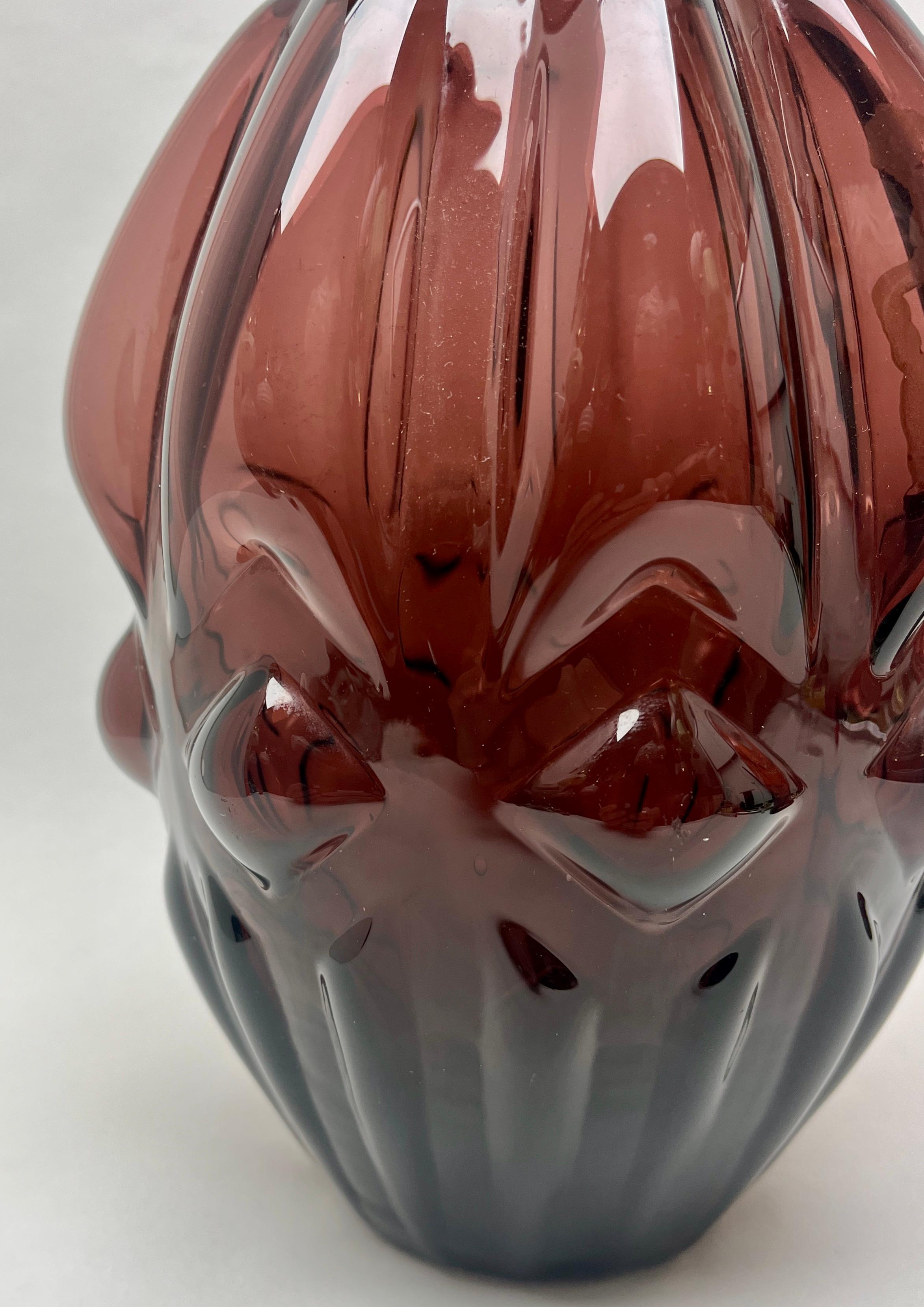Regenbogen-Kunstglas Co, mundgeblasene, gerippte, runde Vase (1942-1973) (Glas) im Angebot