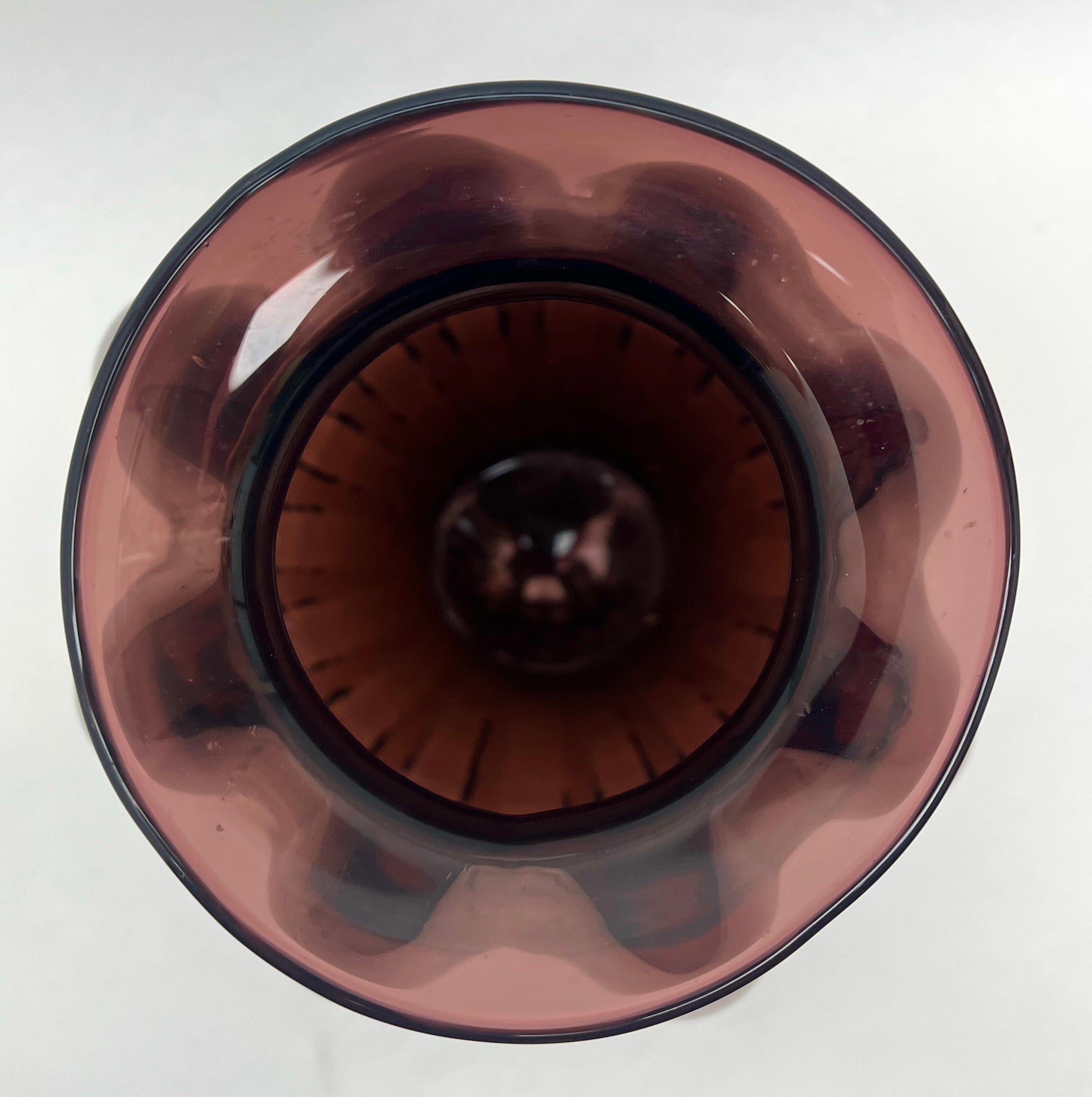 Regenbogen-Kunstglas Co, mundgeblasene, gerippte, runde Vase (1942-1973) im Angebot 1