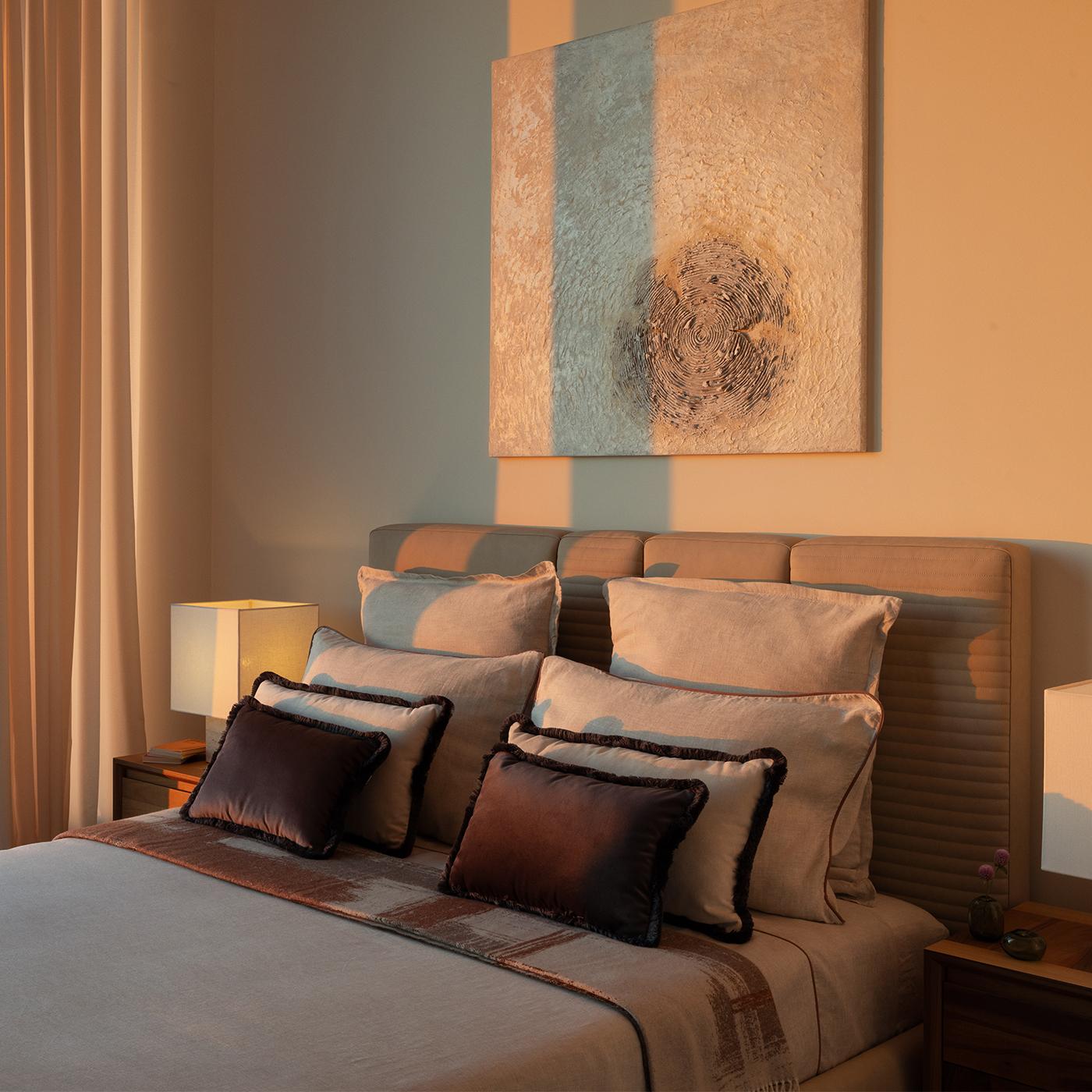 Rainbow bed in Us King size (193x203 cm). With upholstered headboard with 2 cushions with barrè seam and upholstered bed surround. Finish base: Canaletto Havana. Upholstery: Ecoleather Cappuccino. Excluding bed base and mattress. Other sizes are