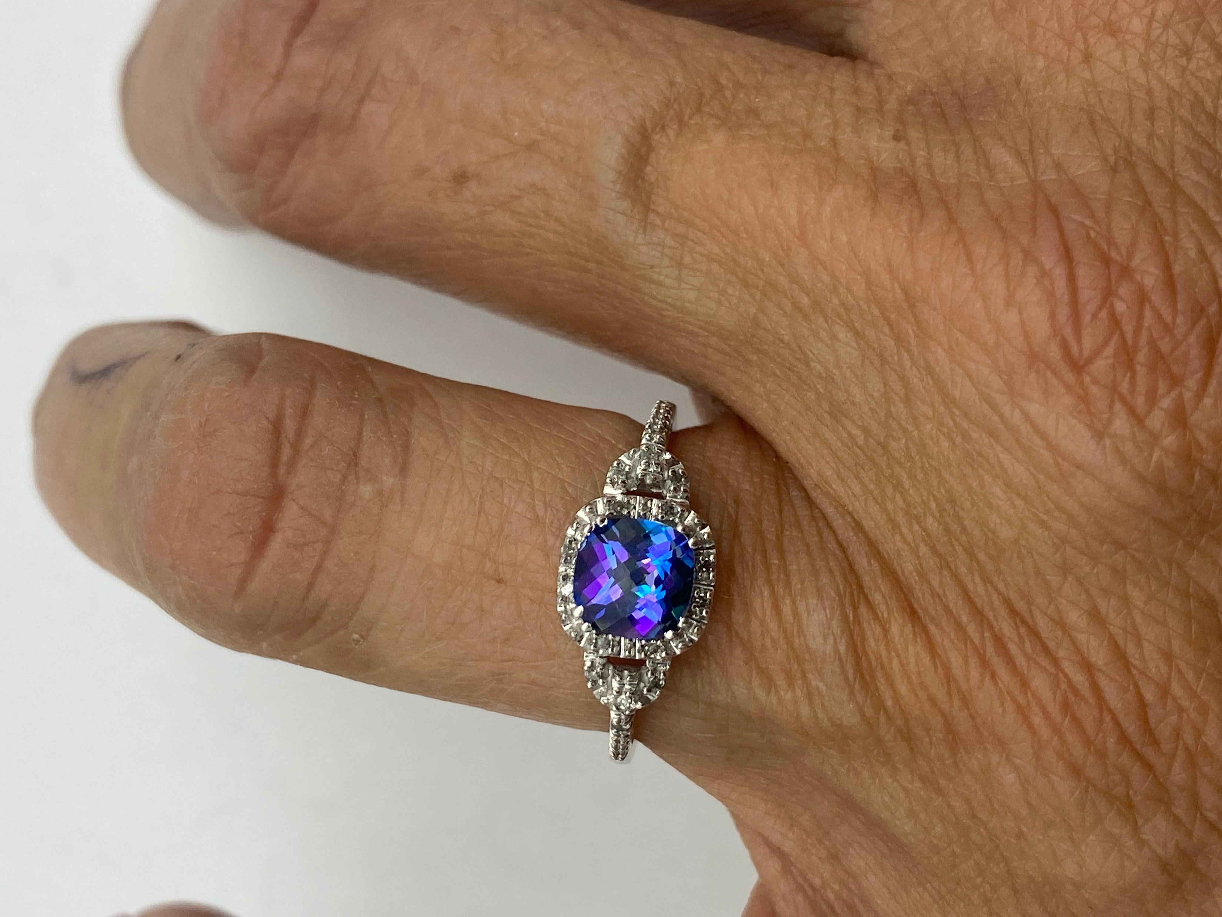 Regenbogenblauer Mystic Topas Diamant Halo Ring Weißgold (Zeitgenössisch) im Angebot