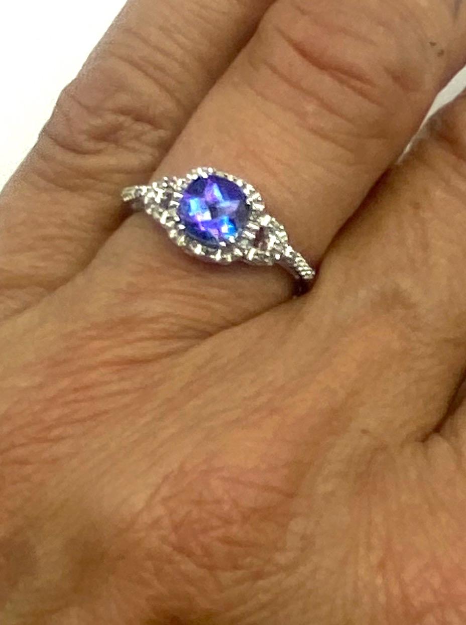 Regenbogenblauer Mystic Topas Diamant Halo Ring Weißgold (Antiker Kissenschliff) im Angebot