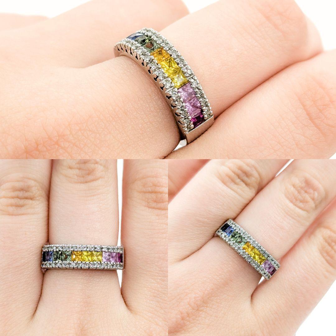 Regenbogenfarbener Saphir- und Diamantring aus Weißgold

Wir präsentieren diesen wunderschönen Edelsteinring von Effy aus 14 Karat Weißgold. Der Ring besticht durch einen 1,10 ct großen Saphir in der Mitte, der mit einem Regenbogen von Saphirfarben