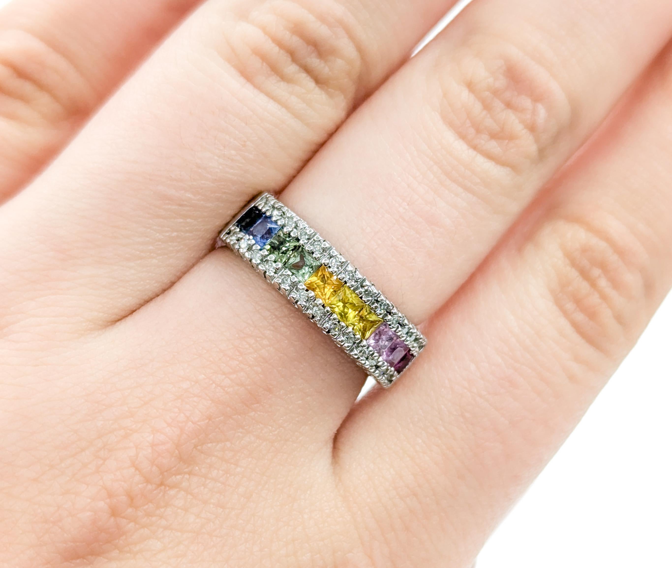 Regenbogenfarbener Saphir- und Diamantring aus Weißgold (Carréeschliff)