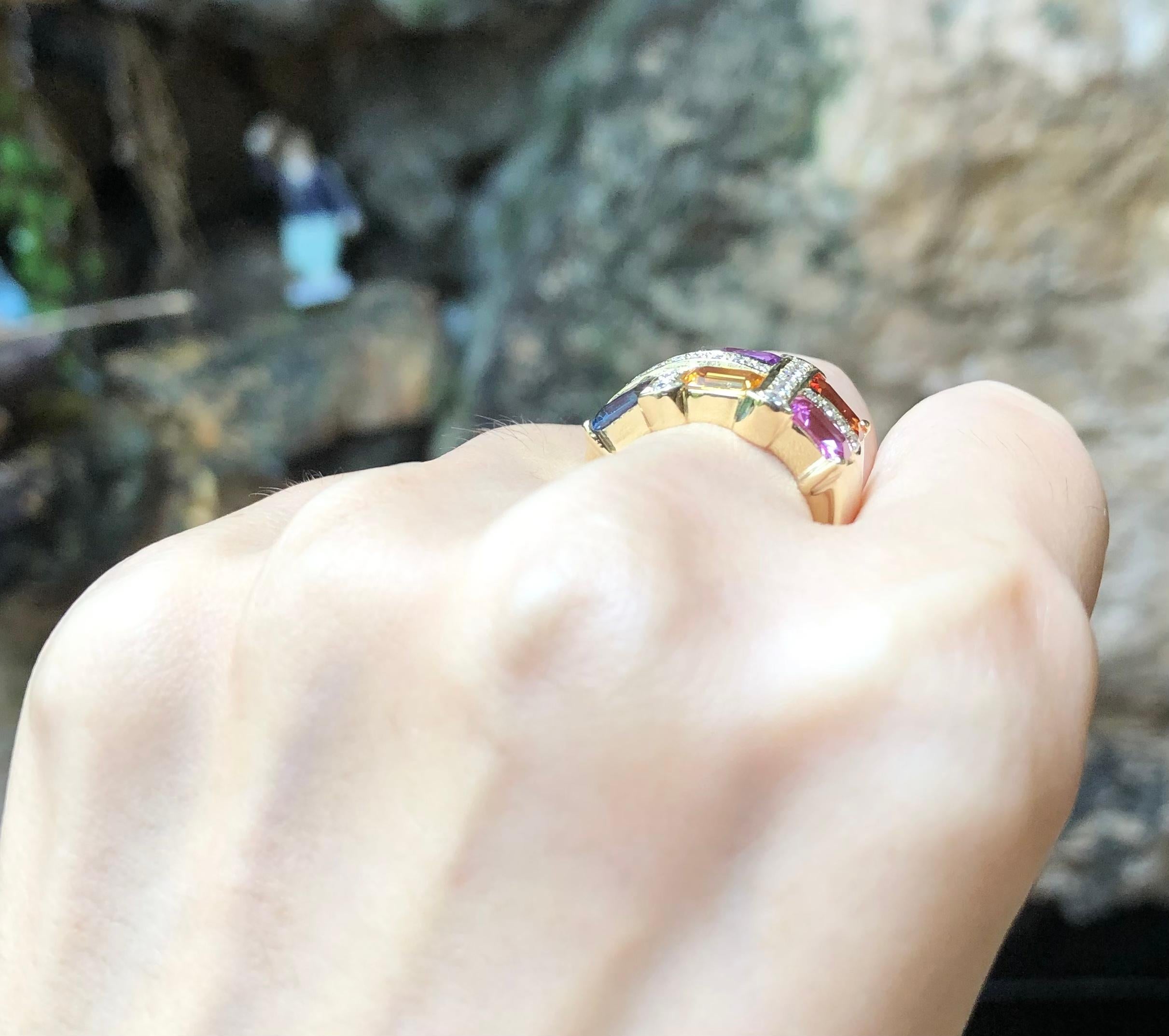 Taglio smeraldo Anello con zaffiro color arcobaleno e diamanti incastonati in oro 18 carati in vendita