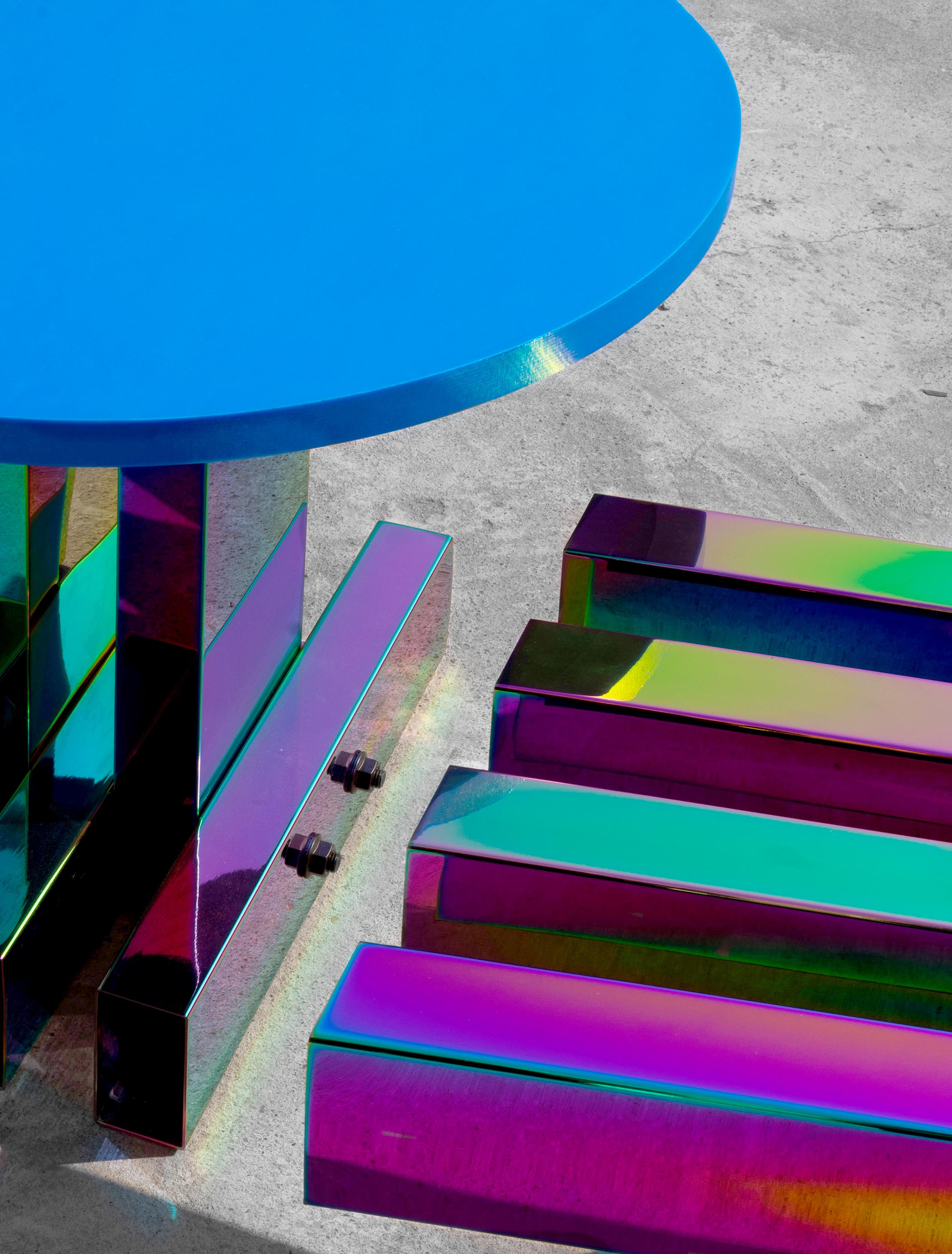 Regenbogenfarbener Esstisch aus Edelstahl von Studio Buzao im Angebot 1