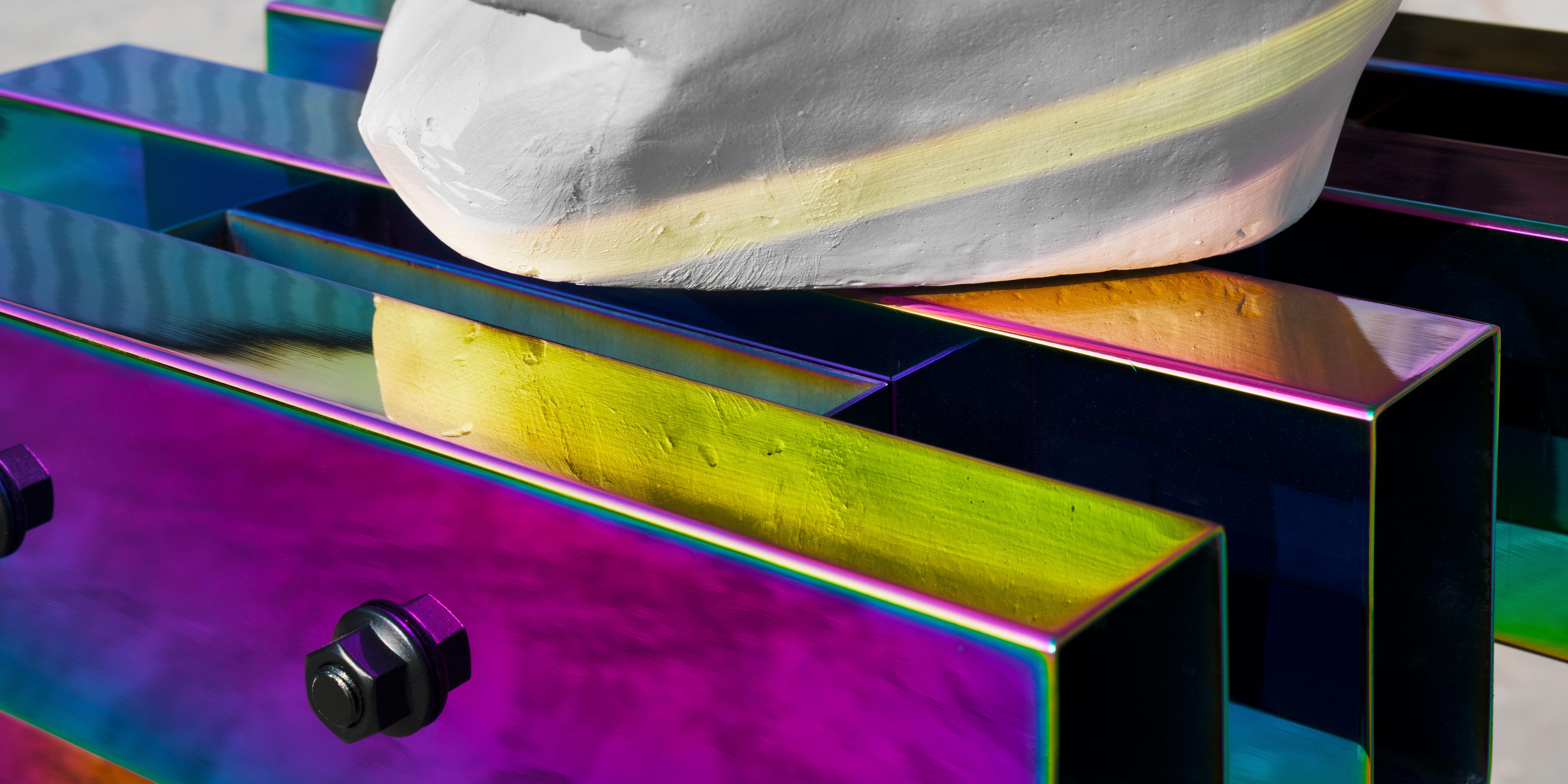 Piédestal à chaud en acier inoxydable de couleur arc-en-ciel par Studio Buzao en vente 1