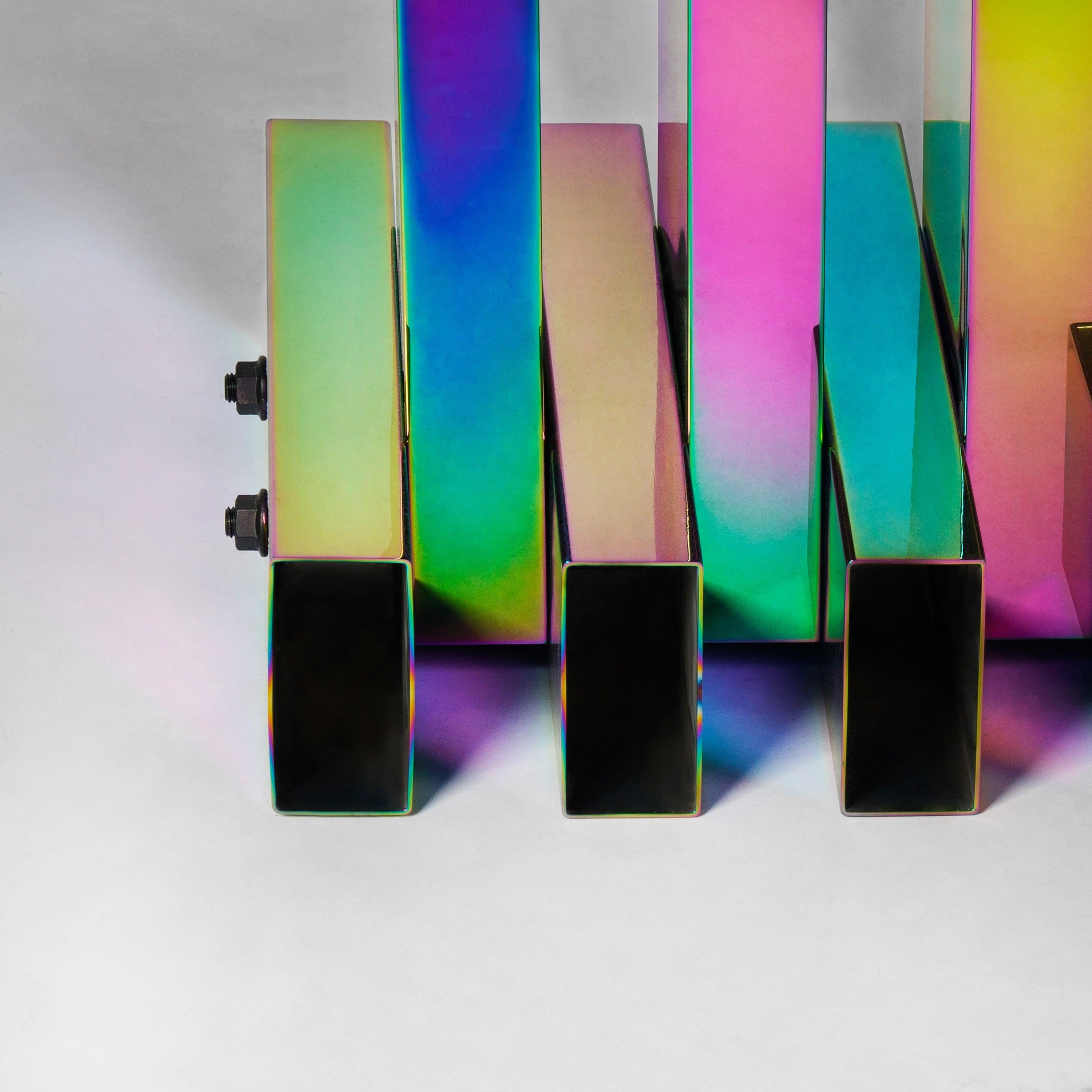 Piédestal à chaud en acier inoxydable de couleur arc-en-ciel par Studio Buzao en vente 2