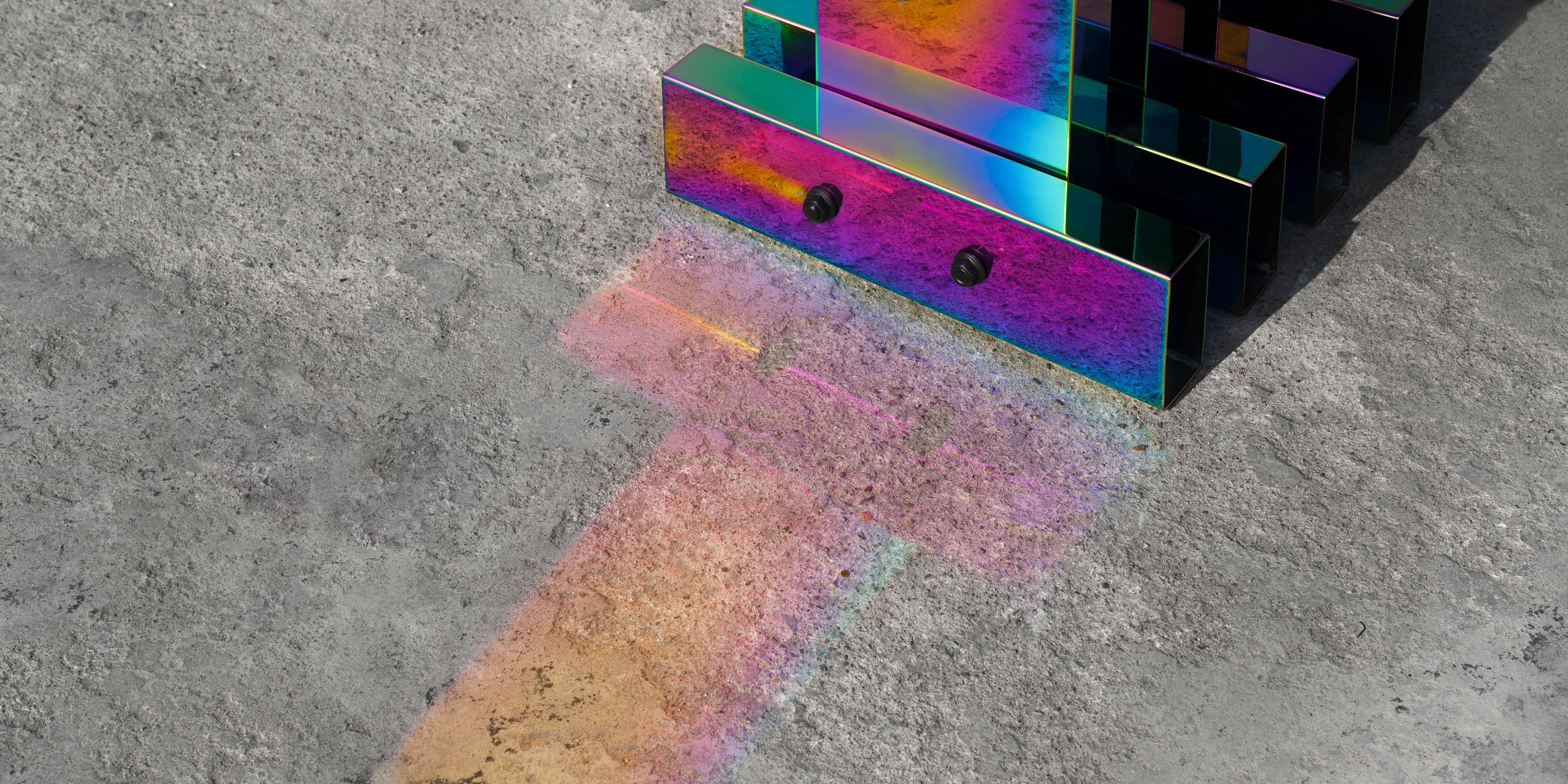 Piédestal à chaud en acier inoxydable de couleur arc-en-ciel par Studio Buzao en vente 3