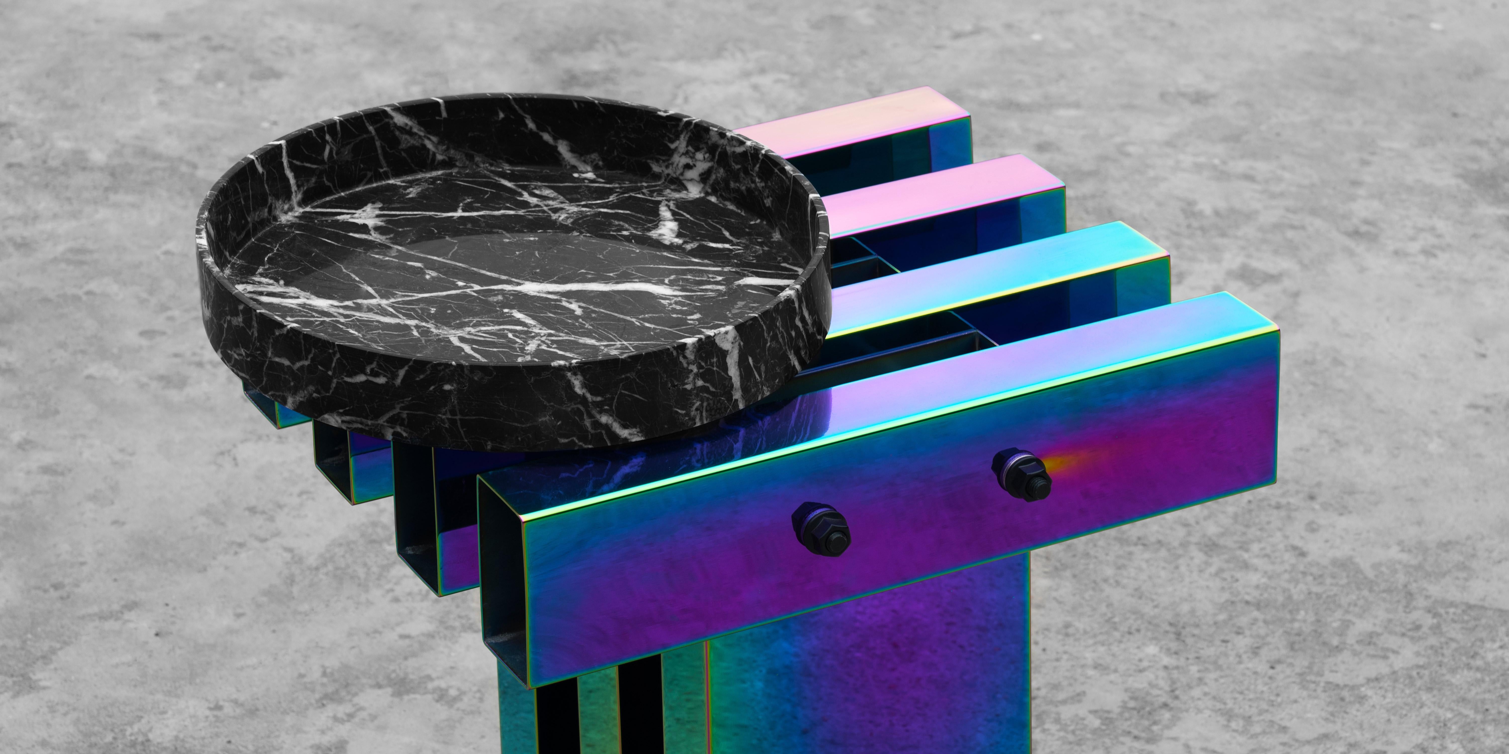 Mesa auxiliar caliente de acero inoxidable color arco iris de Studio Buzao en venta 2