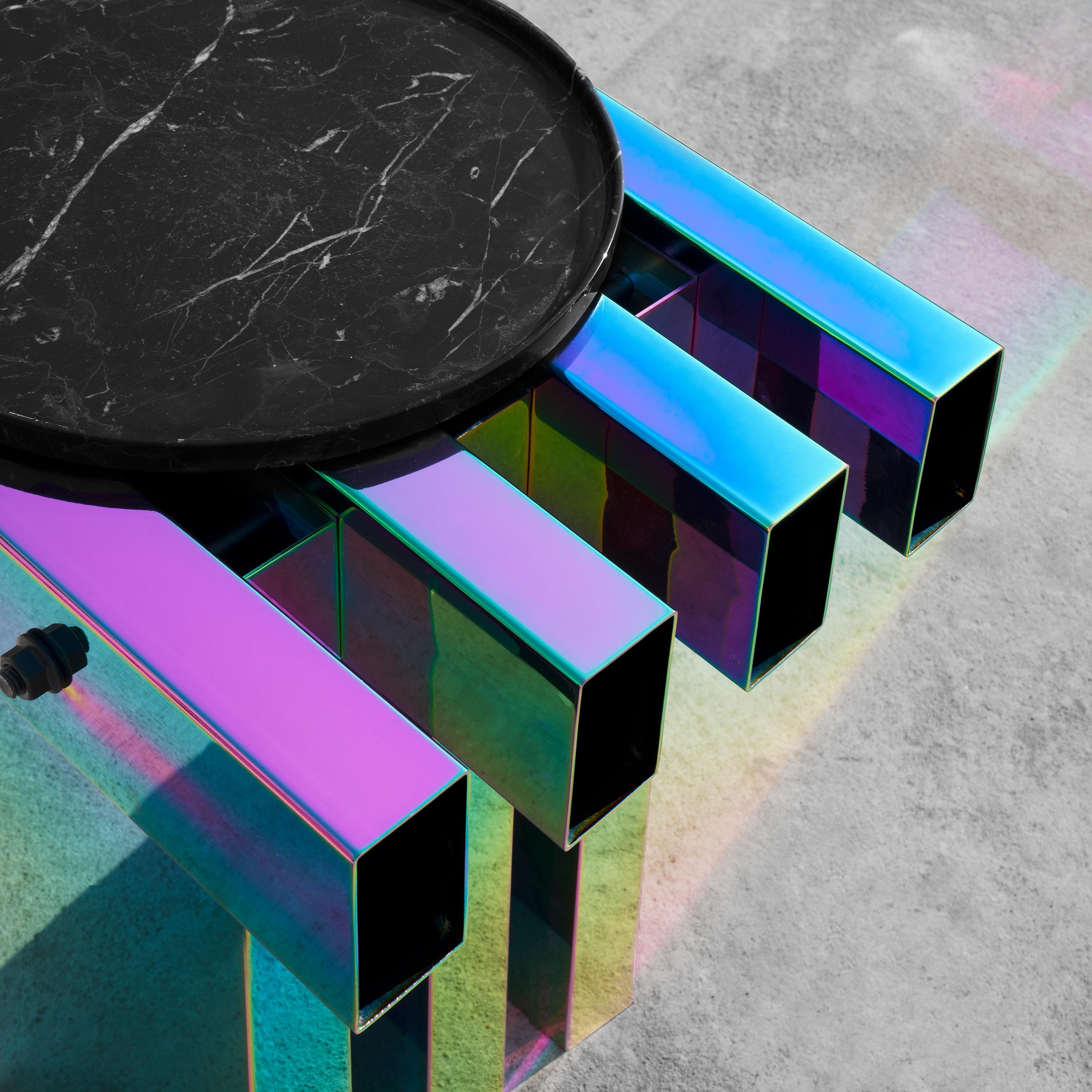 Mesa auxiliar caliente de acero inoxidable color arco iris de Studio Buzao en venta 3
